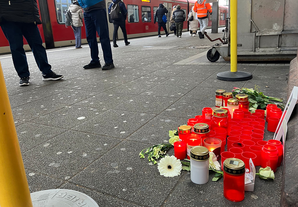 Blumen im Gedenken an den getöteten Serkan C. | Quelle: Getty Images