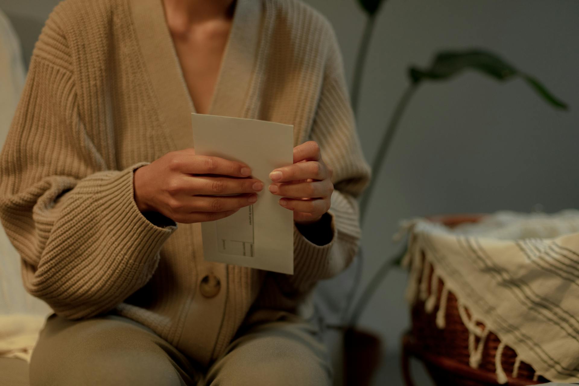Eine Frau hält einen Umschlag | Quelle: Pexels