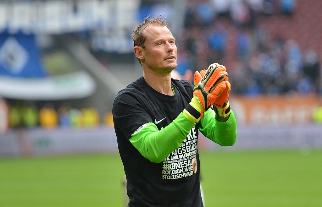 Alexander Manninger, Torhüter des FC Augsburg, feiert nach dem Bundesligaspiel zwischen dem FC Augsburg und dem Hamburger SV in der SGL Arena am 14. Mai 2016 in Augsburg mit den Fans | Quelle: Getty Images