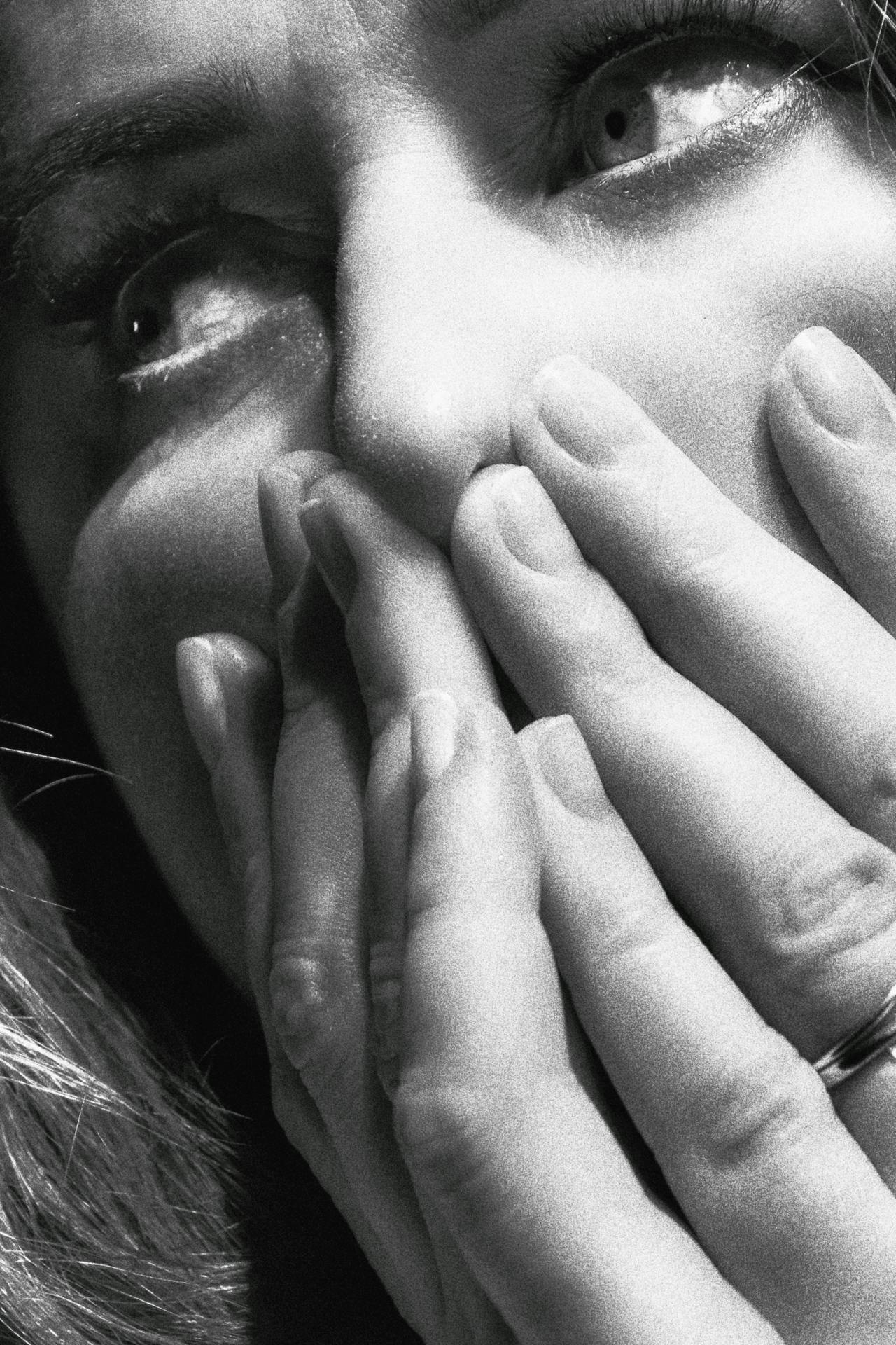 Graustufenaufnahme einer fassungslosen Frau | Quelle: Pexels