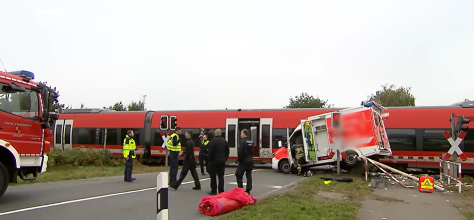 Zug kollidiert mit Krankenwagen auf dem Weg ins Krankenhaus, Ahaus, 2025 | Quelle: youtube.com/@rtlwest