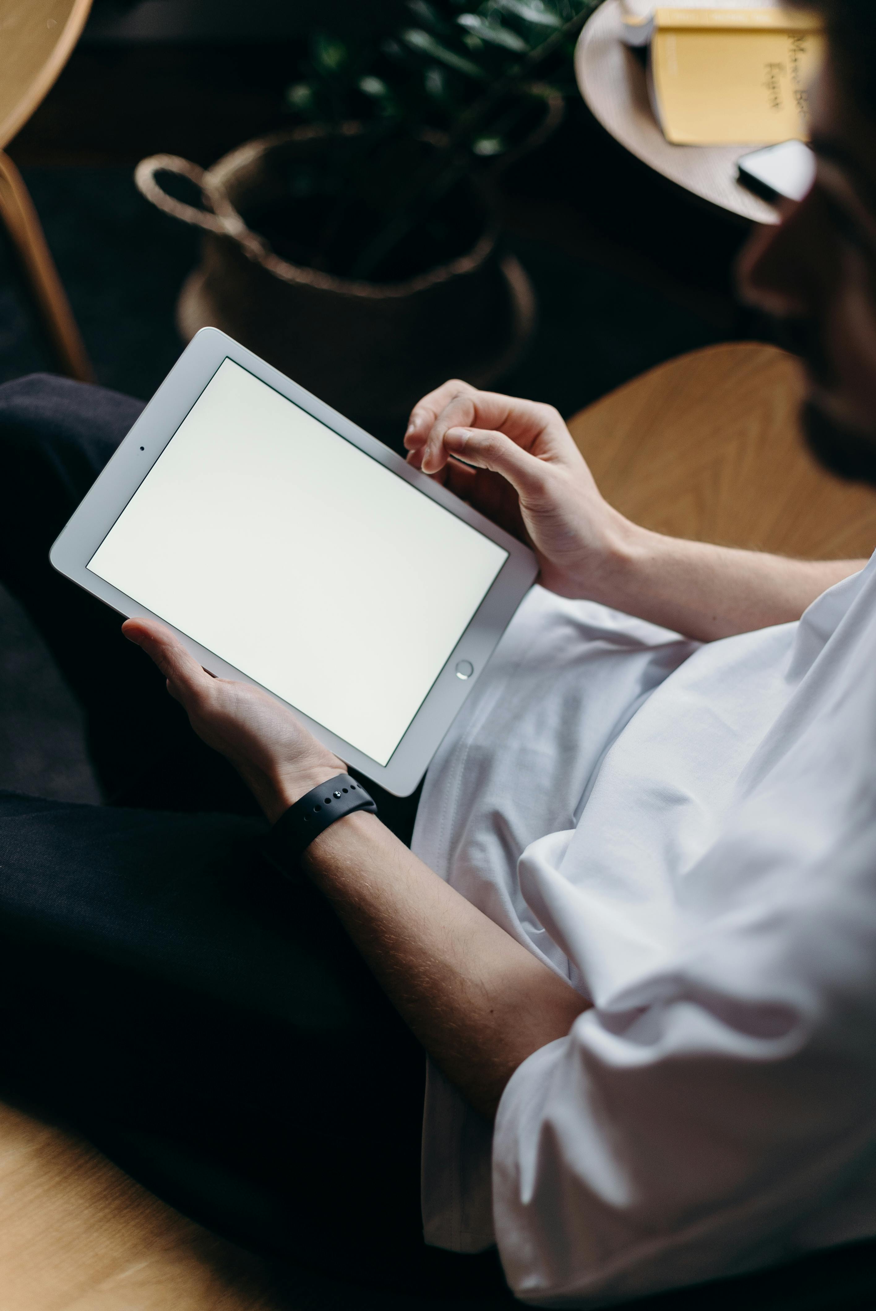 Eine Person, die ein Tablet benutzt | Quelle: Pexels