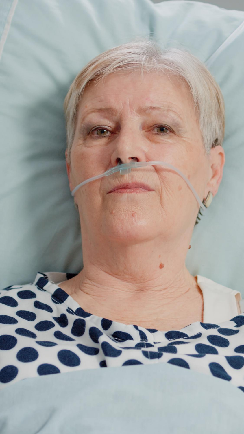 Eine gestresste ältere Frau auf einer Krankenhausstation | Quelle: Freepik