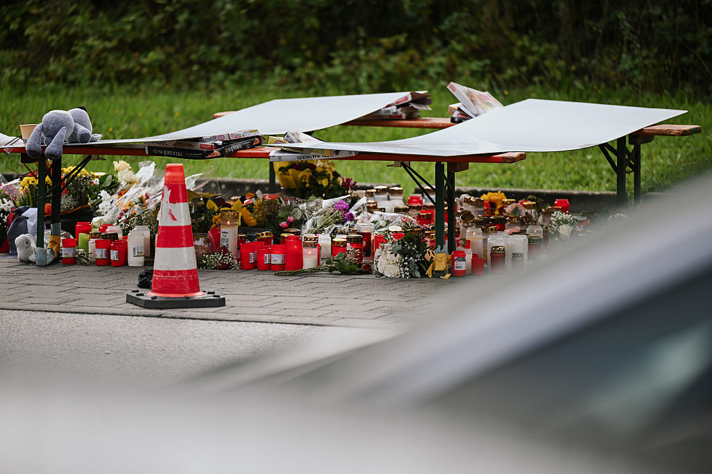 Die trauernde Gemeinde stellt Kerzen, Blumen und Plüschtiere auf, um dem Verstorbenen zu gedenken | Quelle: Getty Images