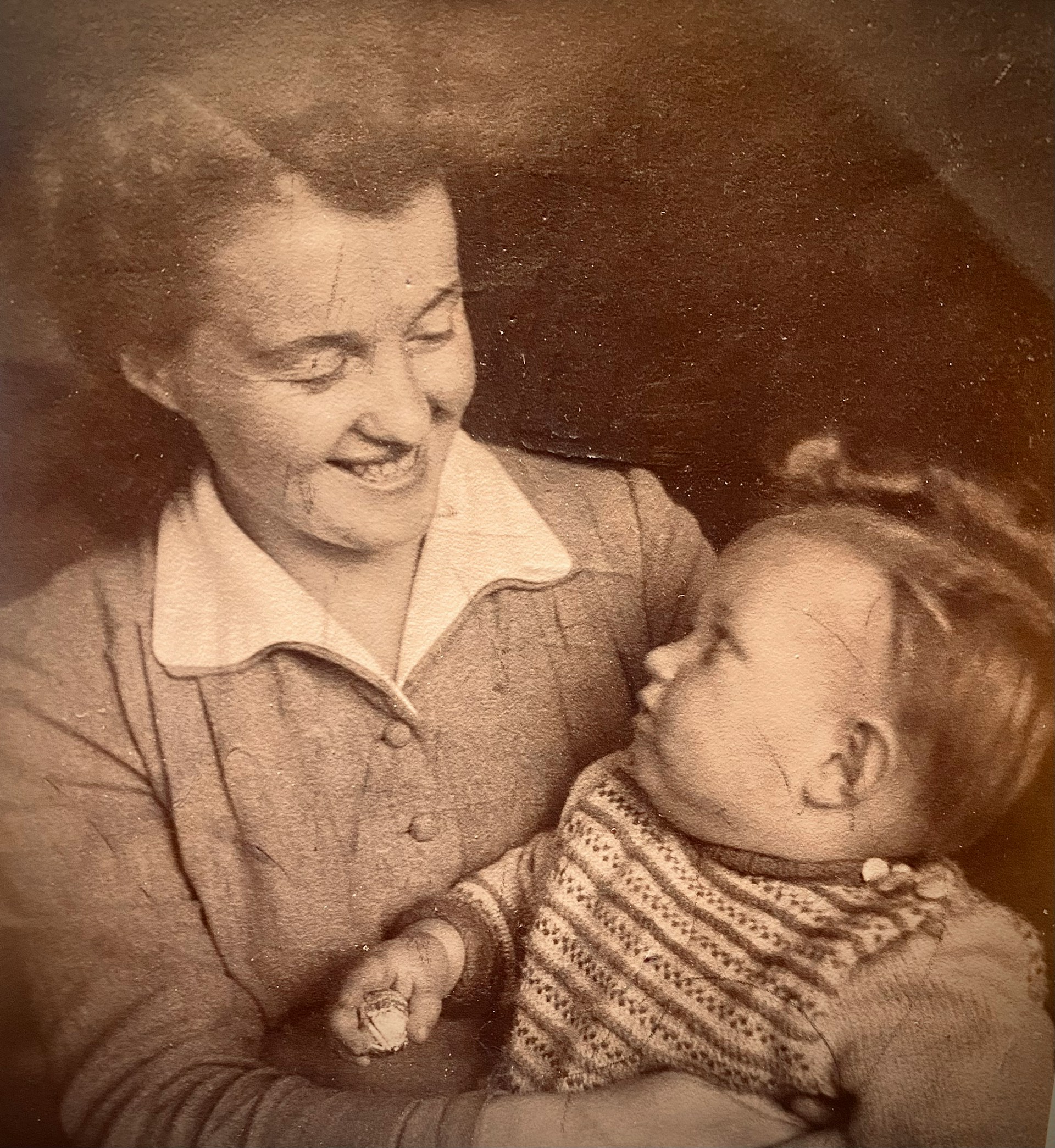 Ein altes Foto einer Frau, die ein Baby trägt | Quelle: Unsplash