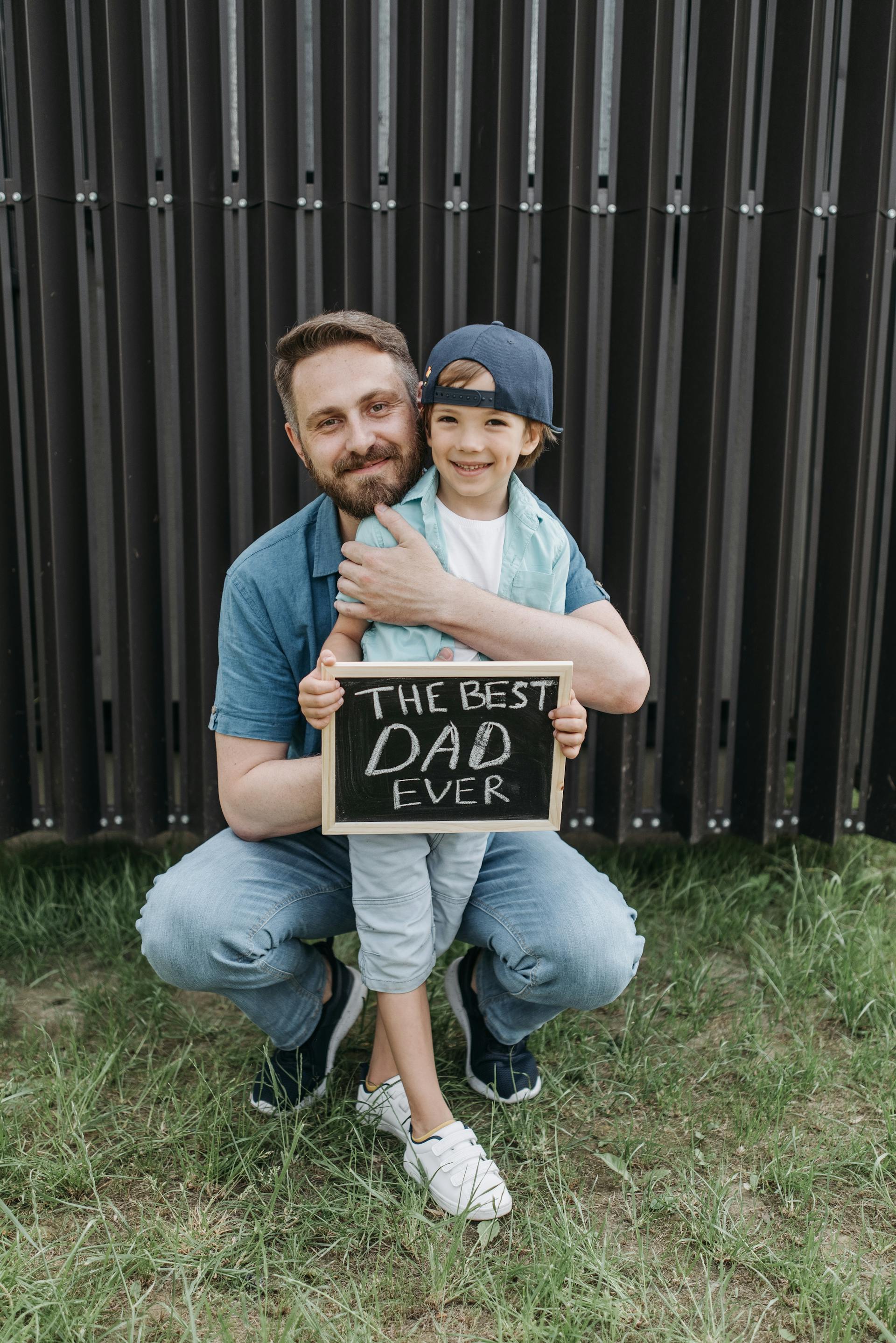Ein glückliches Vater-Sohn-Duo | Quelle: Pexels