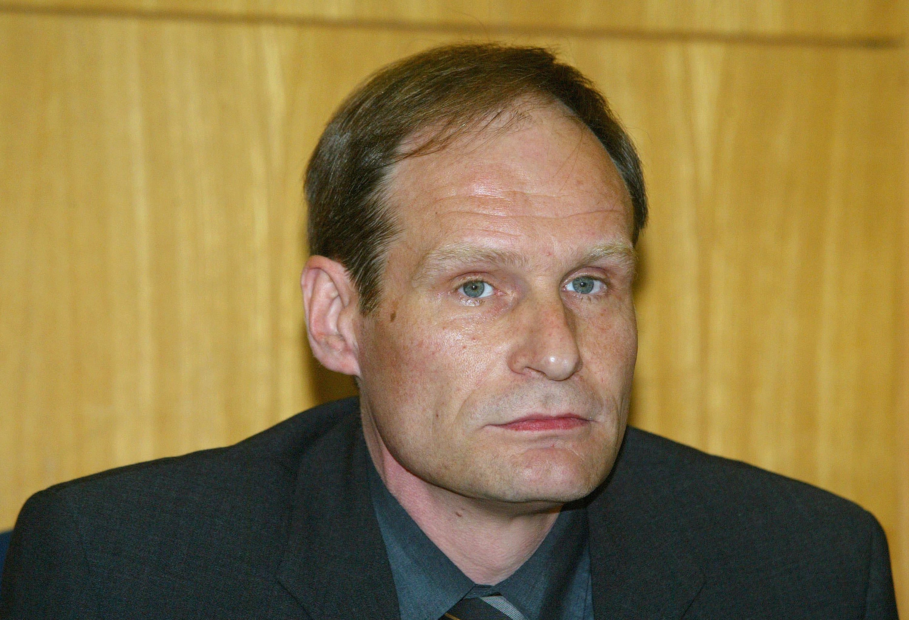 Der geständige Kannibale Armin Meiwes wartet am 9. Mai 2006 vor dem Gericht in Frankfurt auf das Urteil in seinem Wiederaufnahmeverfahren wegen Mordes. | Quelle: Getty Images