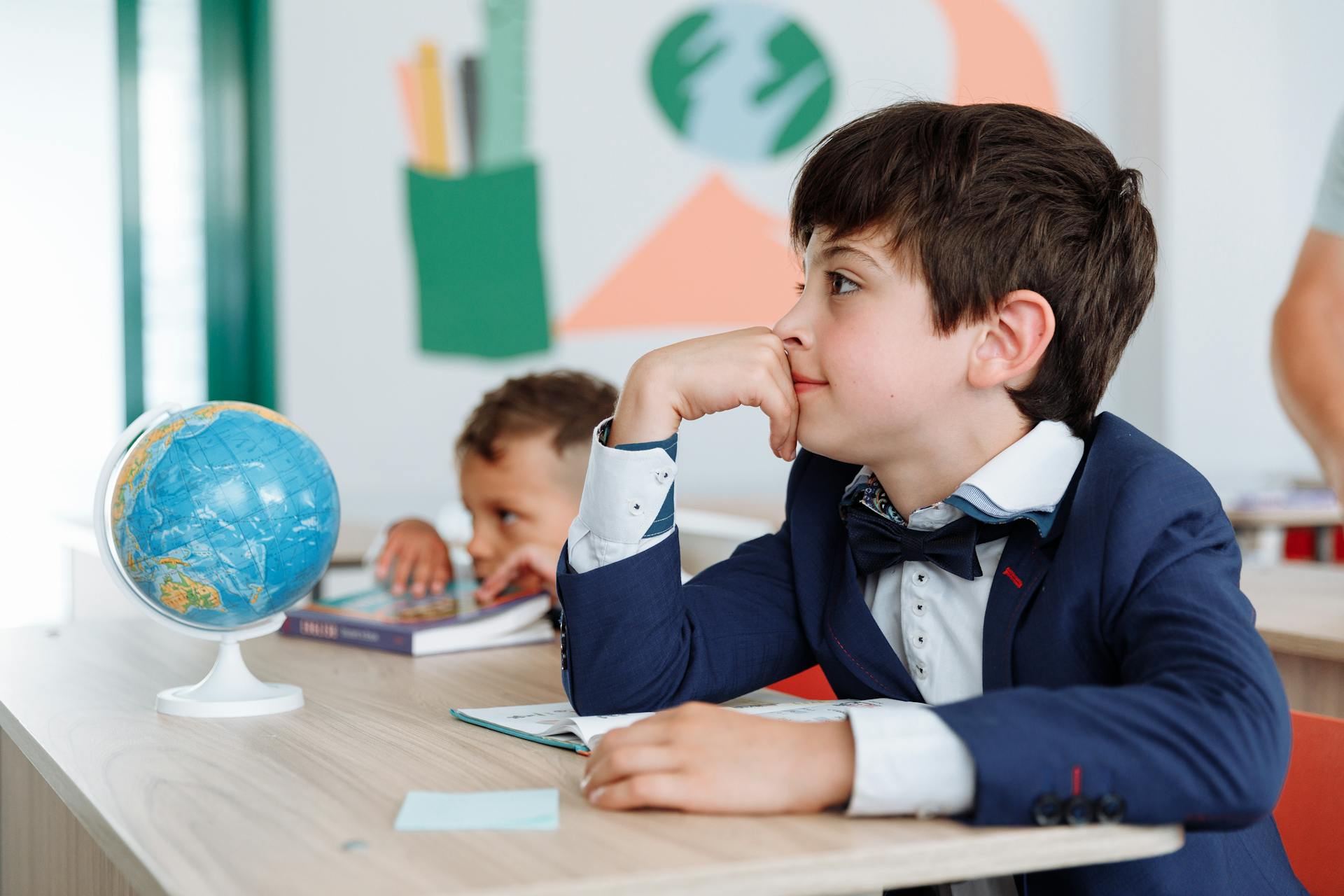 Jungen sitzen in einem Klassenzimmer | Quelle: Pexels