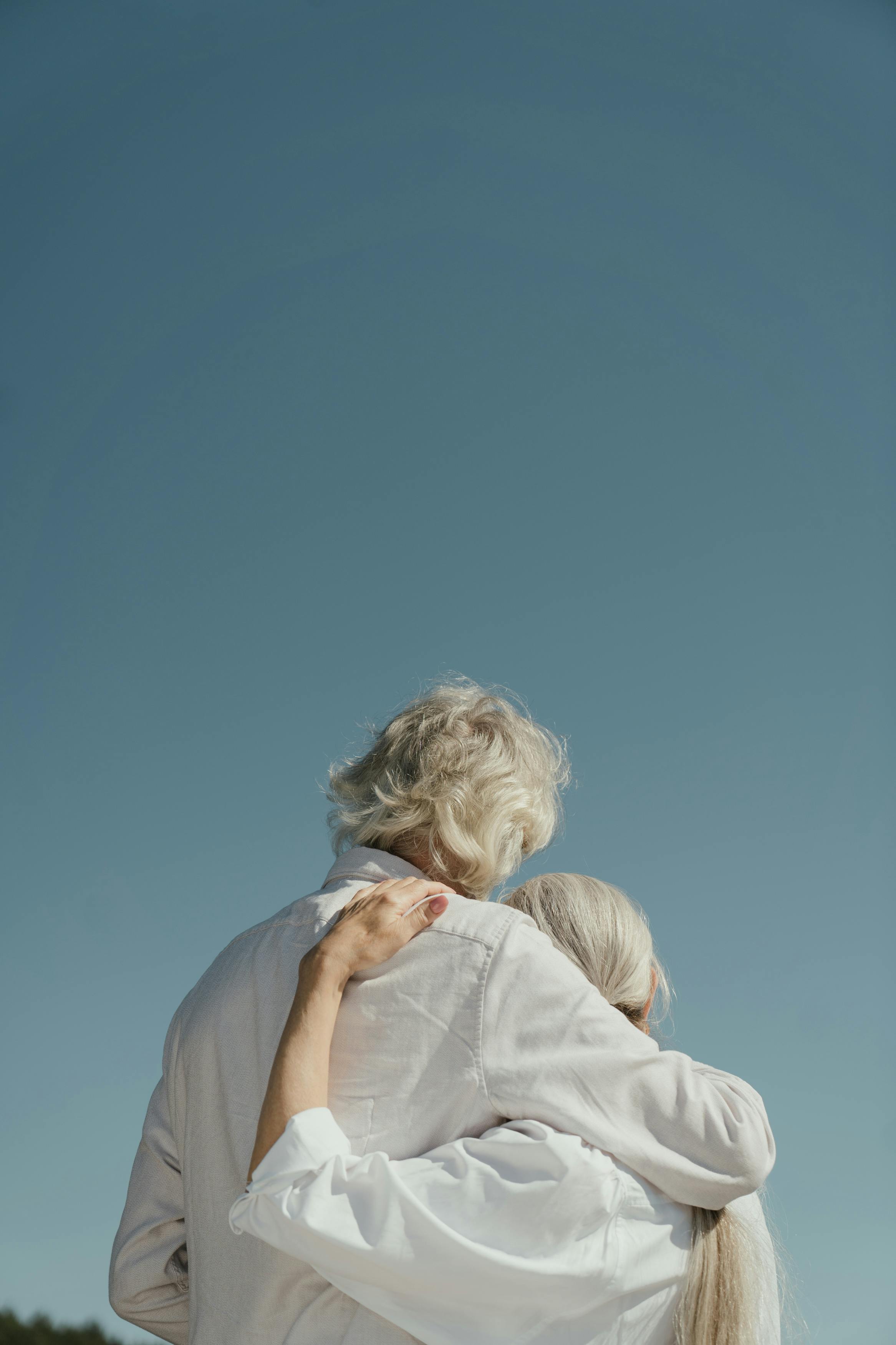 Ein älteres Paar, das zusammen steht | Quelle: Pexels