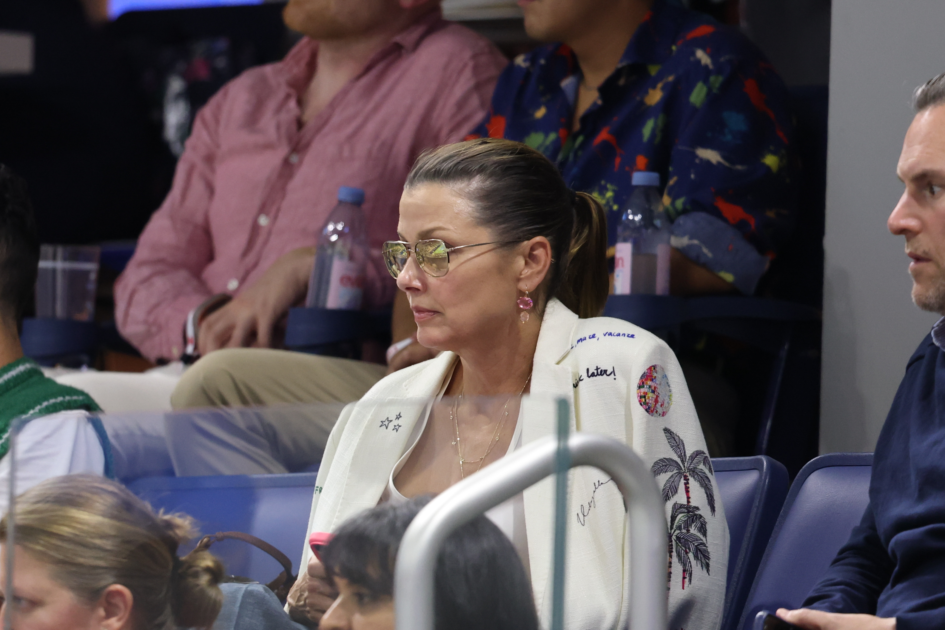 Bridget Moynahan verfolgt das Geschehen während der US Open 2026 am 30. August 2026 in New York City von der Tribüne aus. Sie trägt eine Sonnenbrille und hat ihr Haar nach hinten gebunden, während sie das Spiel verfolgt. | Quelle: Getty Images