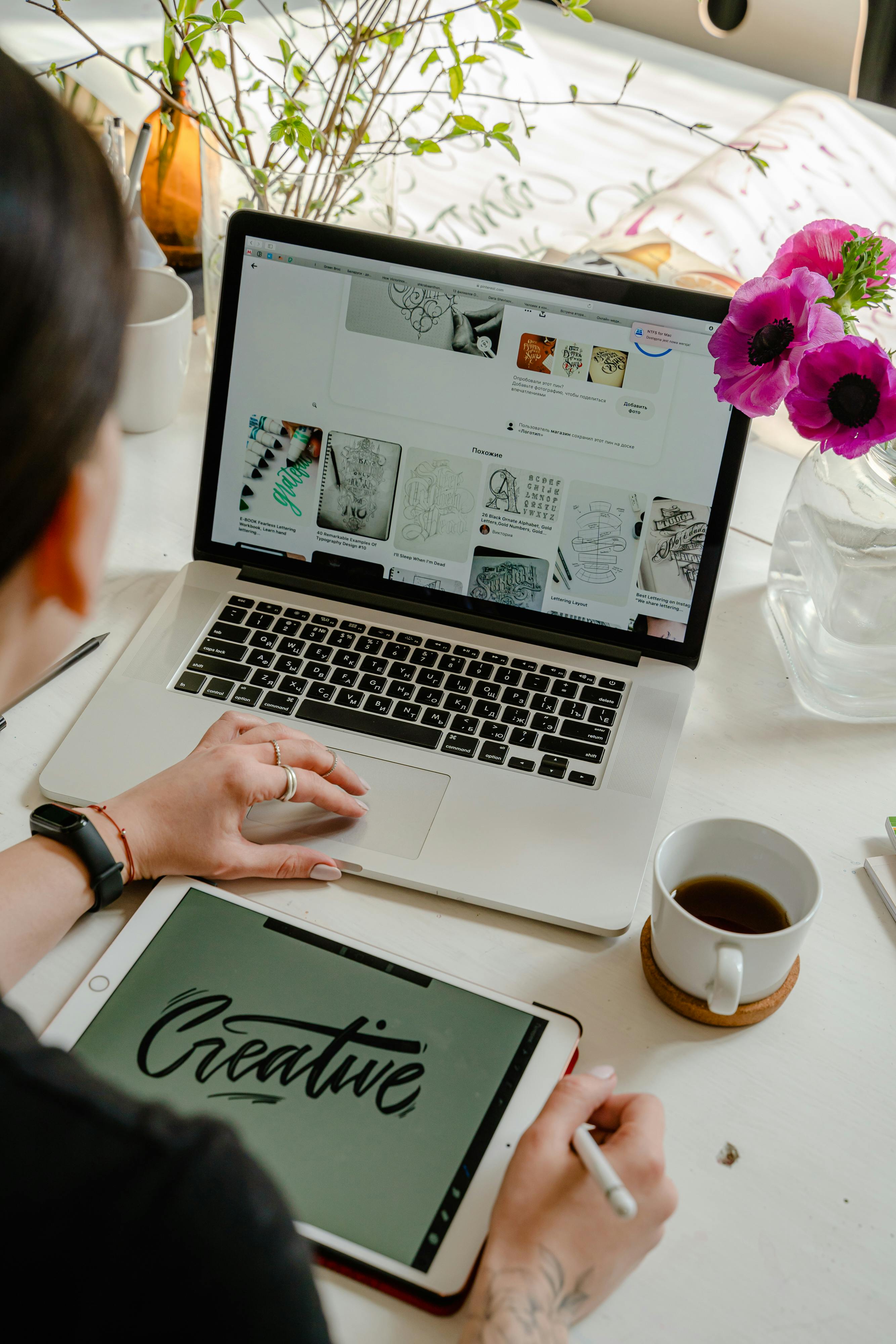 Ein Illustrator bei der Arbeit | Quelle: Pexels