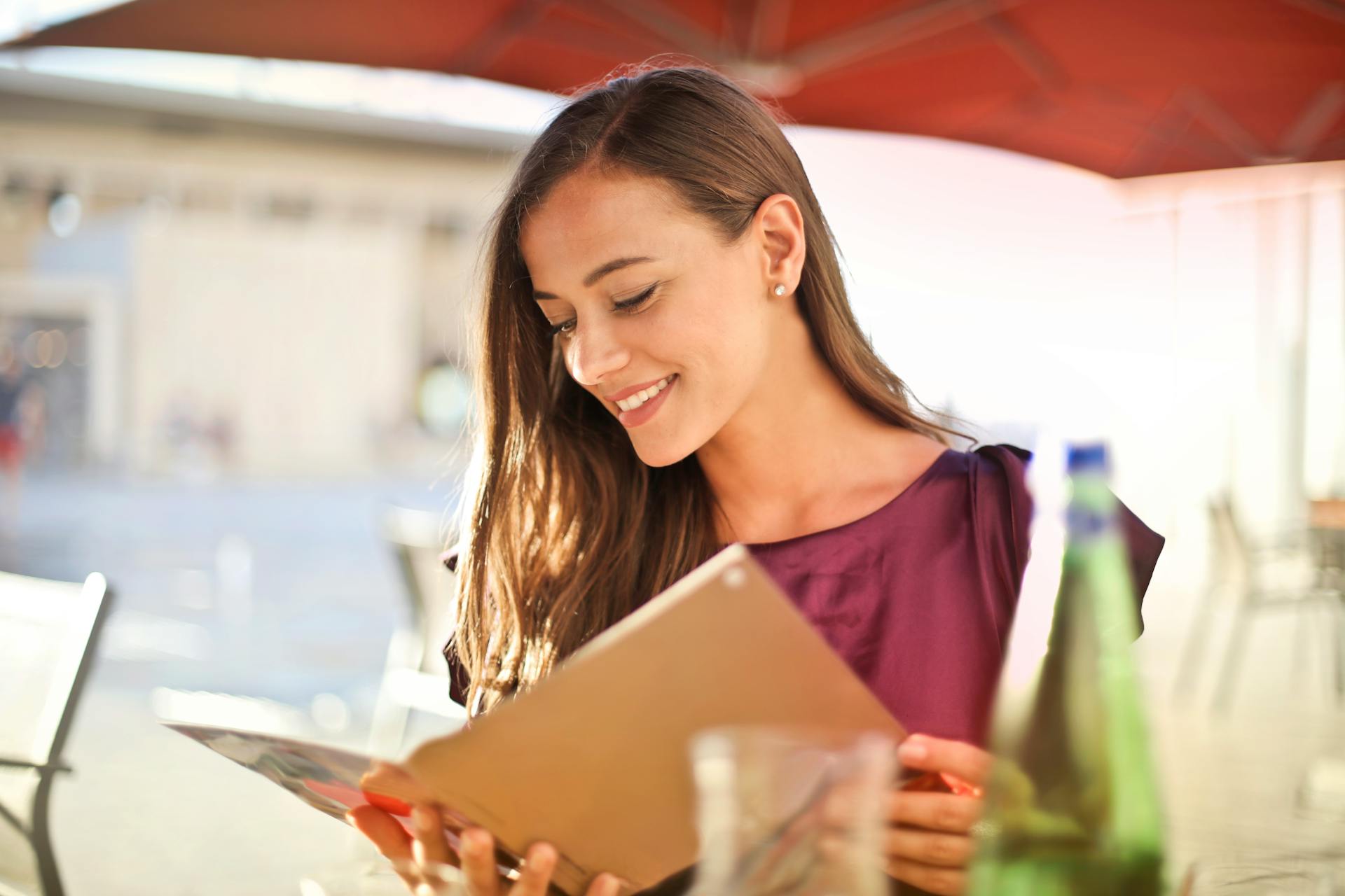 Kobieta patrząca na menu | Źródło: Pexels