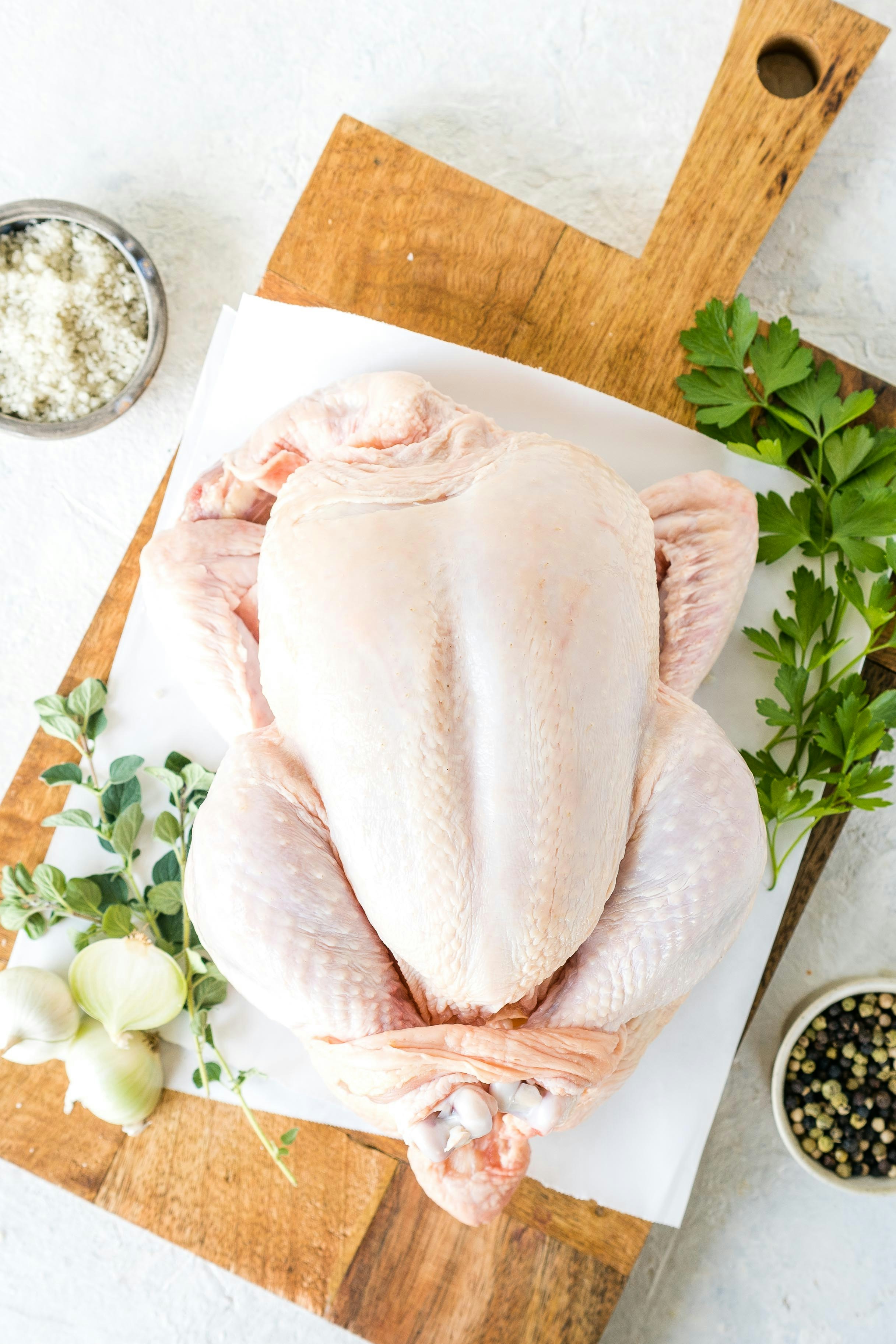 Rohes Huhn auf einem Schneidebrett | Quelle: Pexels