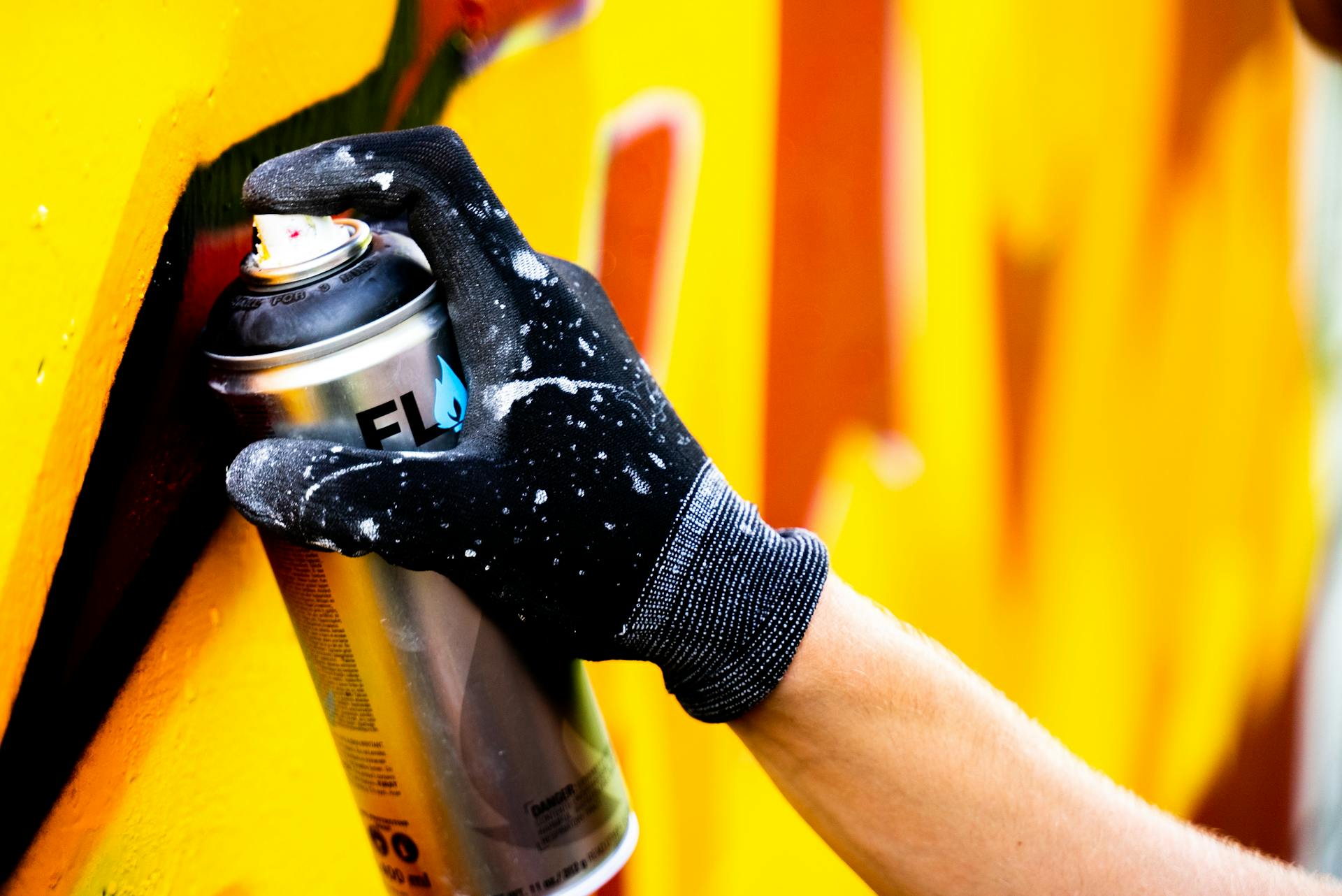 Eine Person hält eine Spraydose in der Hand | Quelle: Pexels