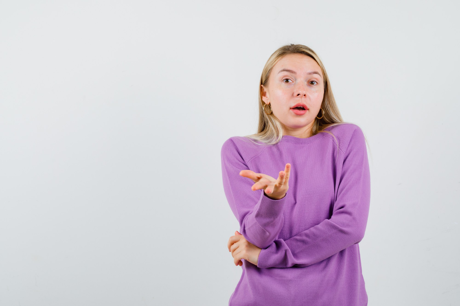 Eine Frau mit lässigen Handgesten | Quelle: Freepik