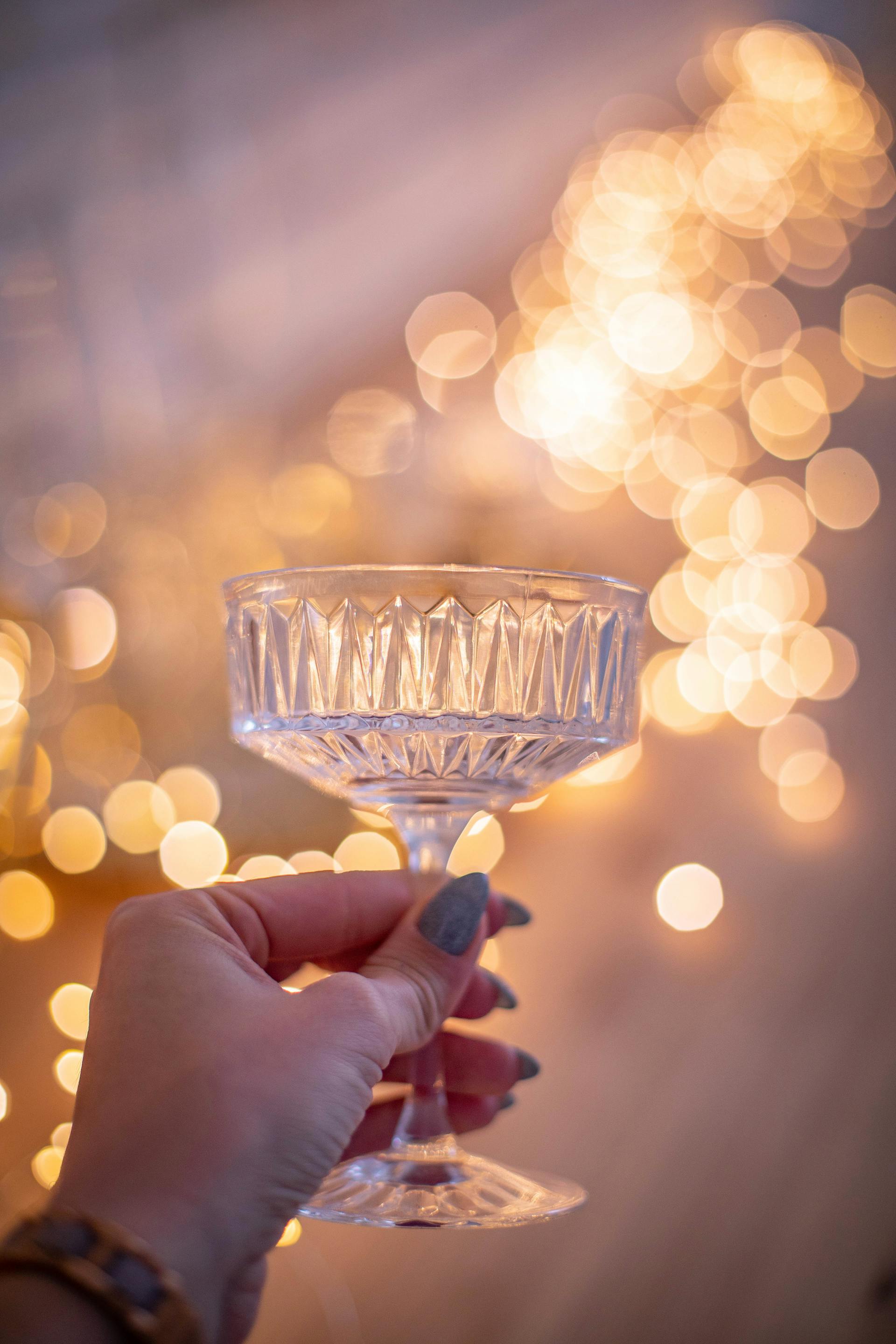 Eine Frau hält ein Glas hoch | Quelle: Pexels