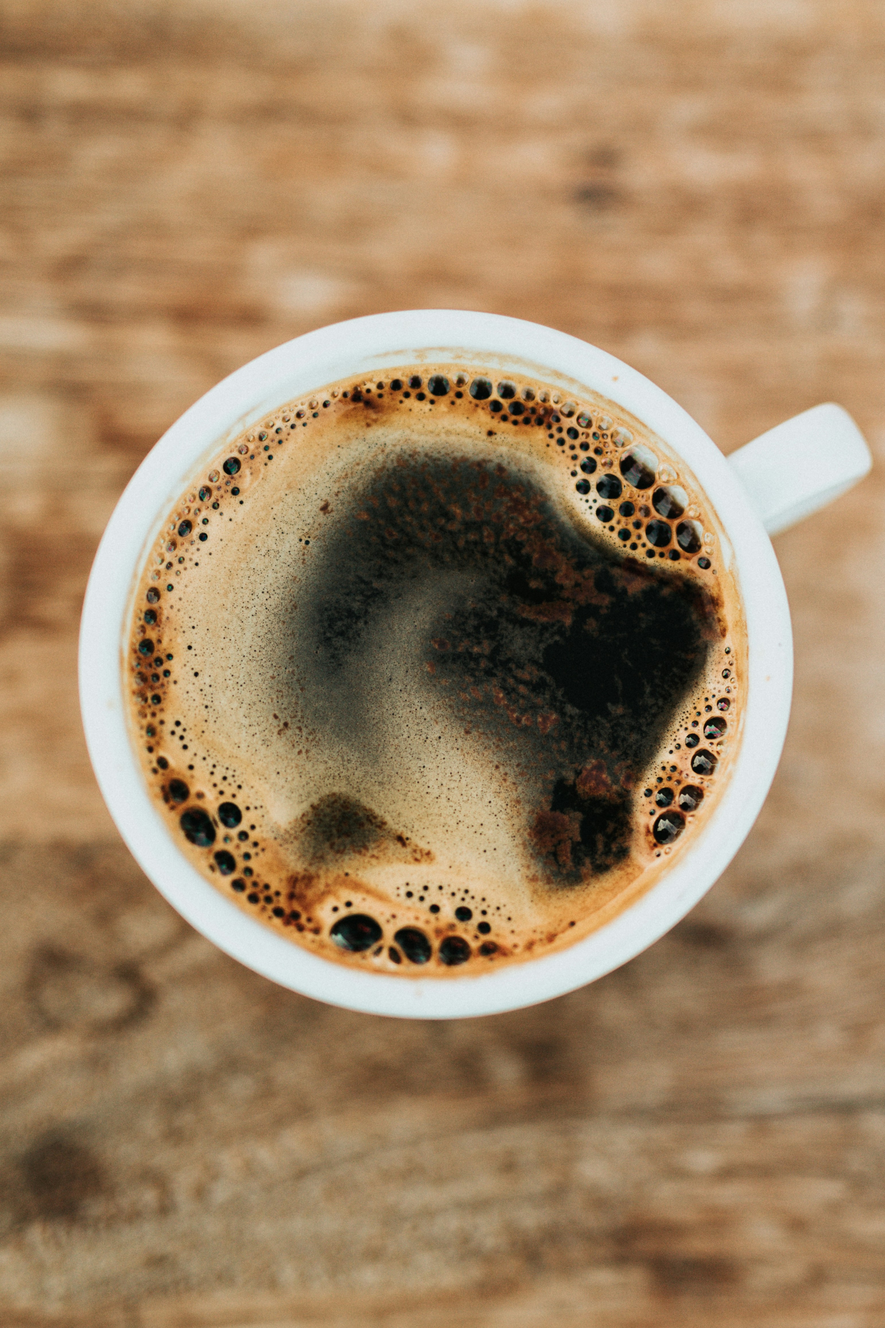 Eine Tasse Kaffee auf einem Tisch | Quelle: Unsplash