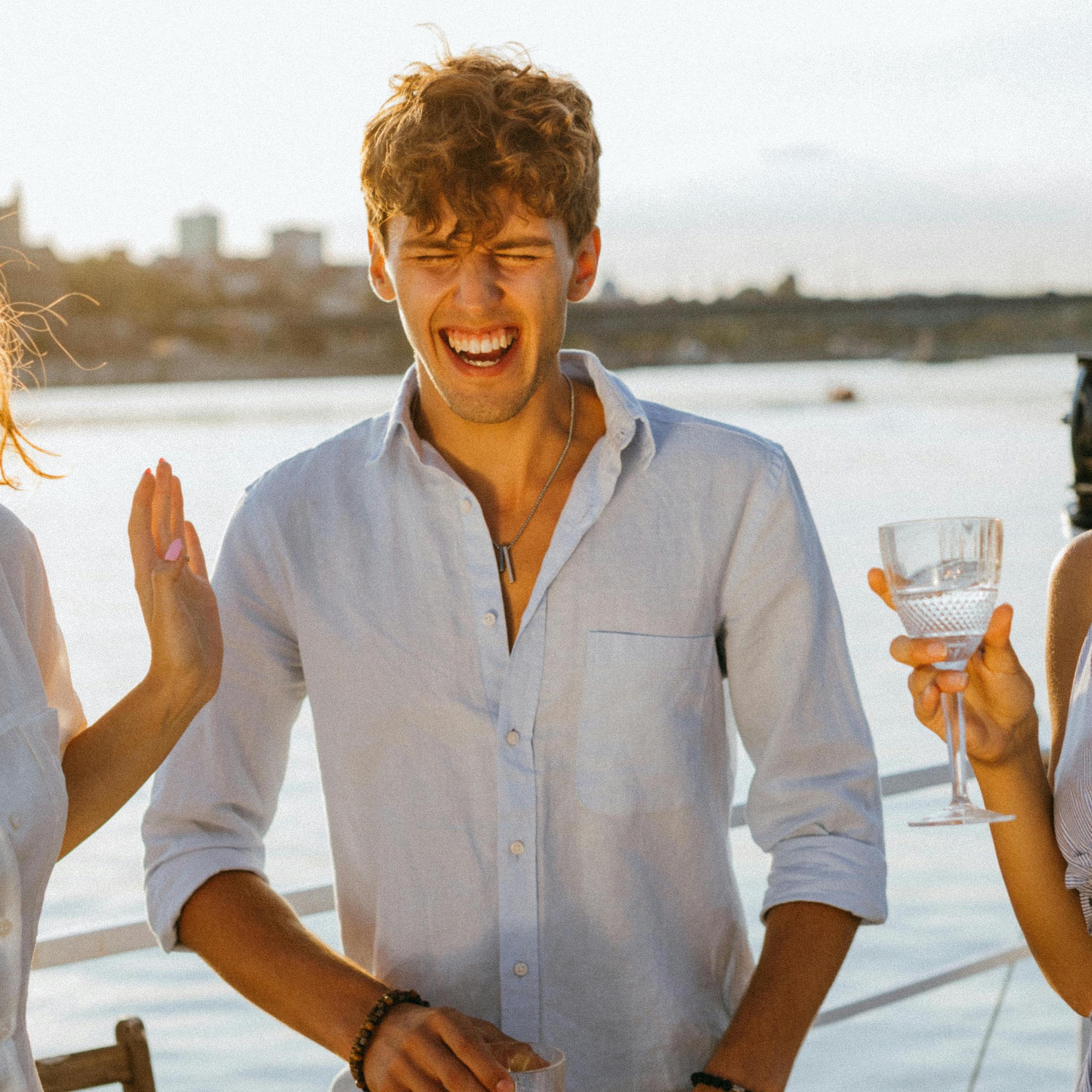 Ein Mann auf dem Deck einer Yacht, lachend | Quelle: Pexels