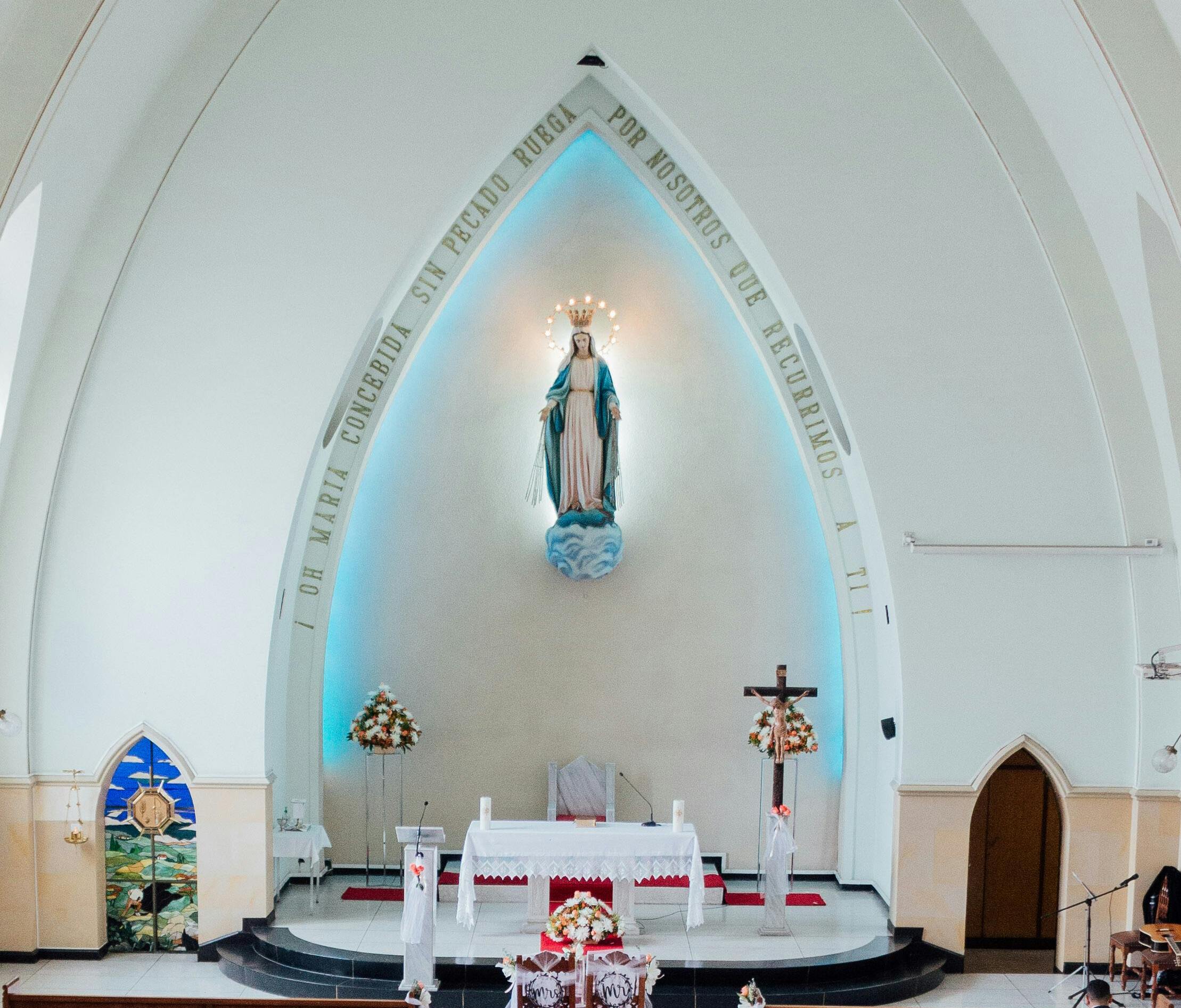 Altar in einer Hochzeitskapelle | Quelle: Pexels