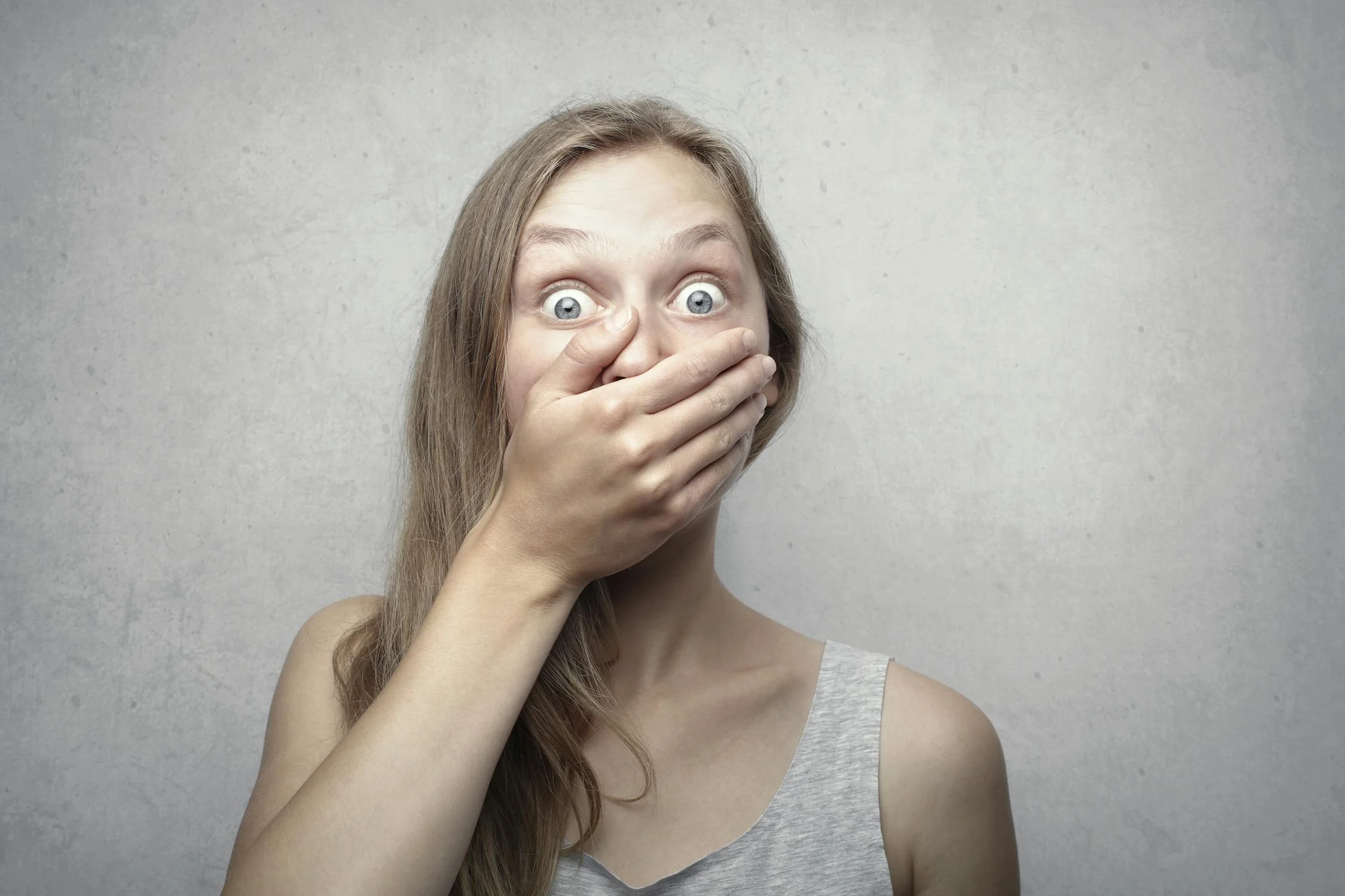 Eine schockierte Frau, die ihren Mund bedeckt | Quelle: Pexels