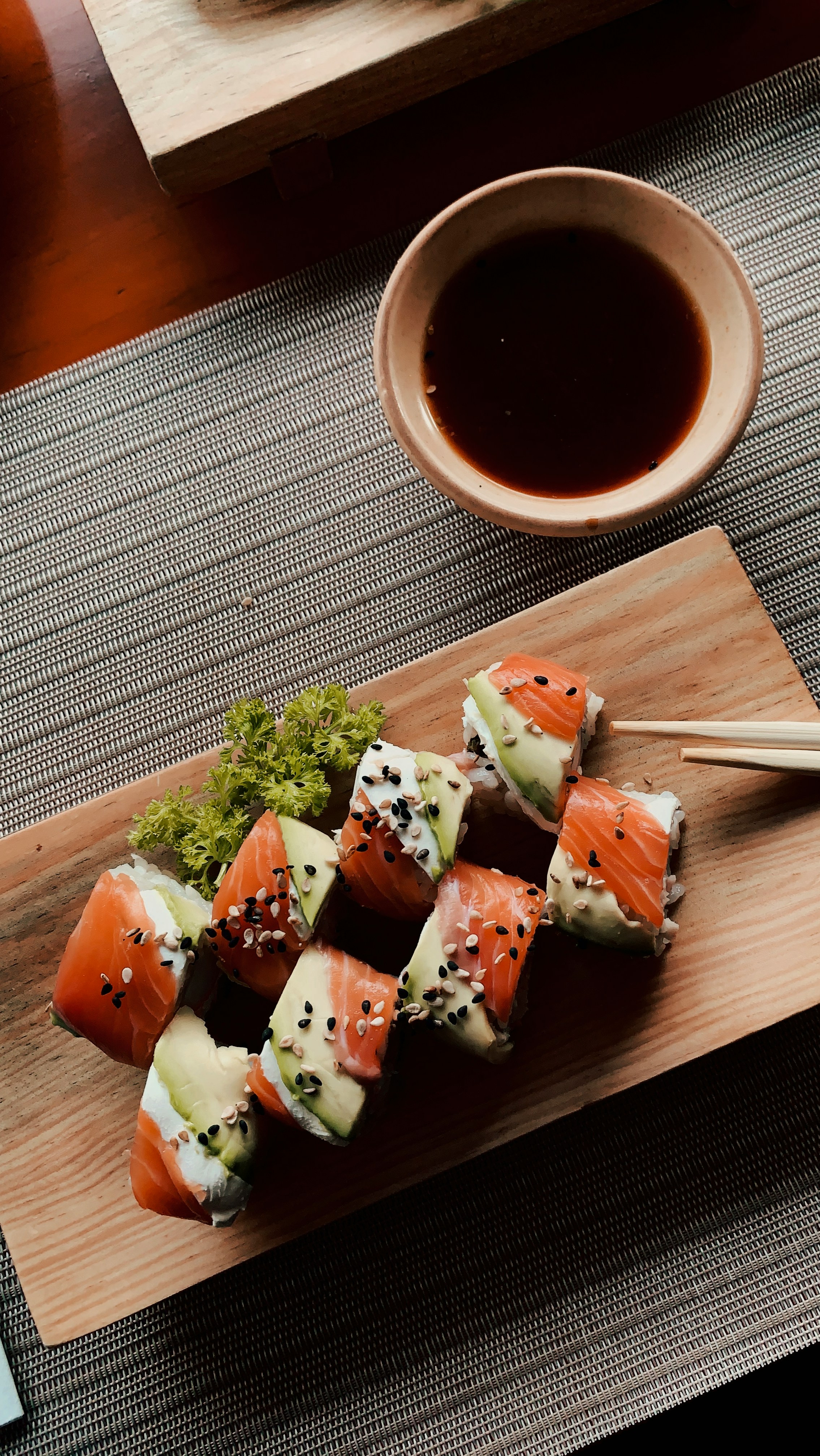 Sushi-Rollen auf einem Holzbrett | Quelle: Unsplash