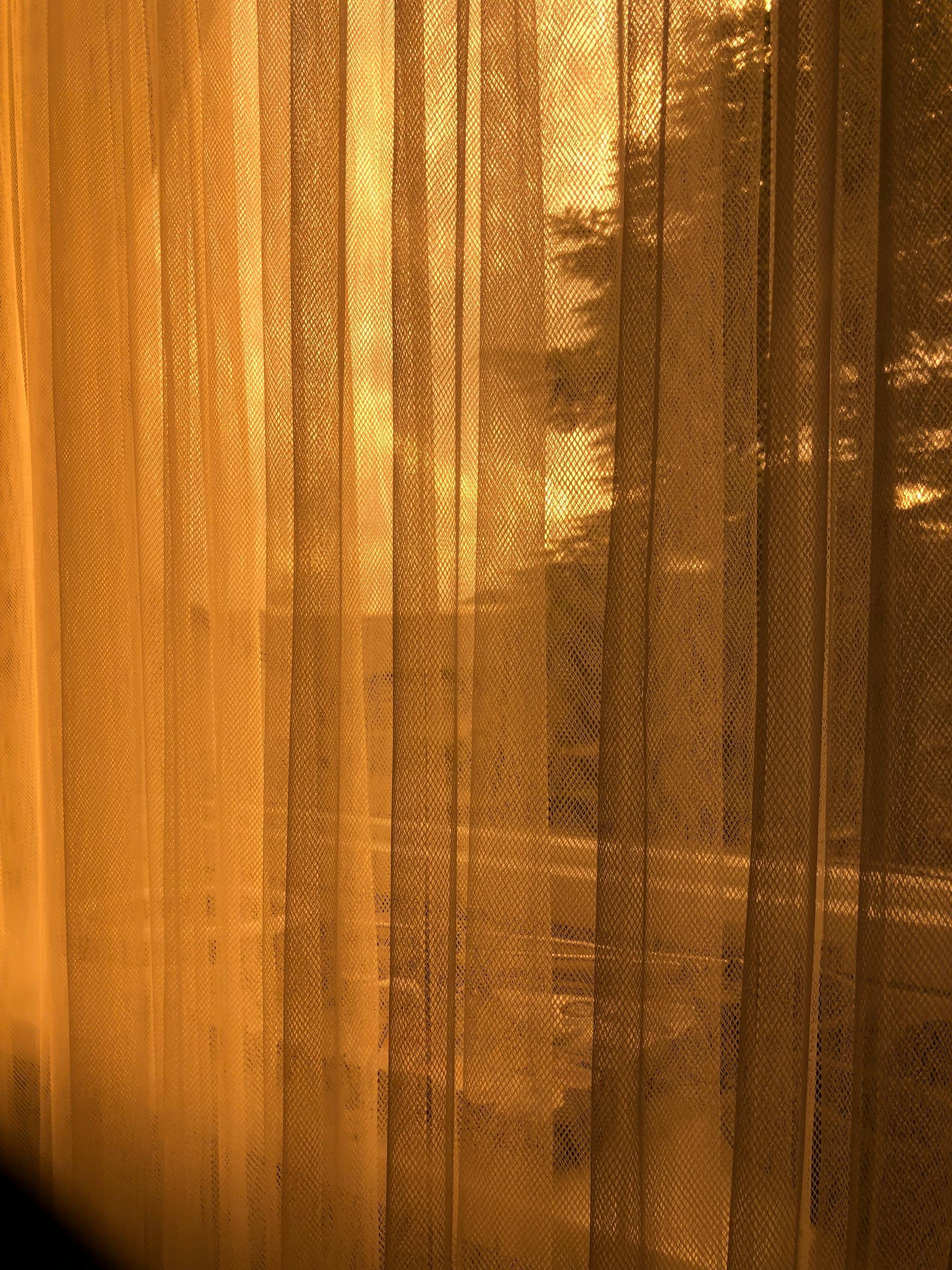 Transparente Vorhänge, die in einem Fenster hängen | Quelle: Pexels