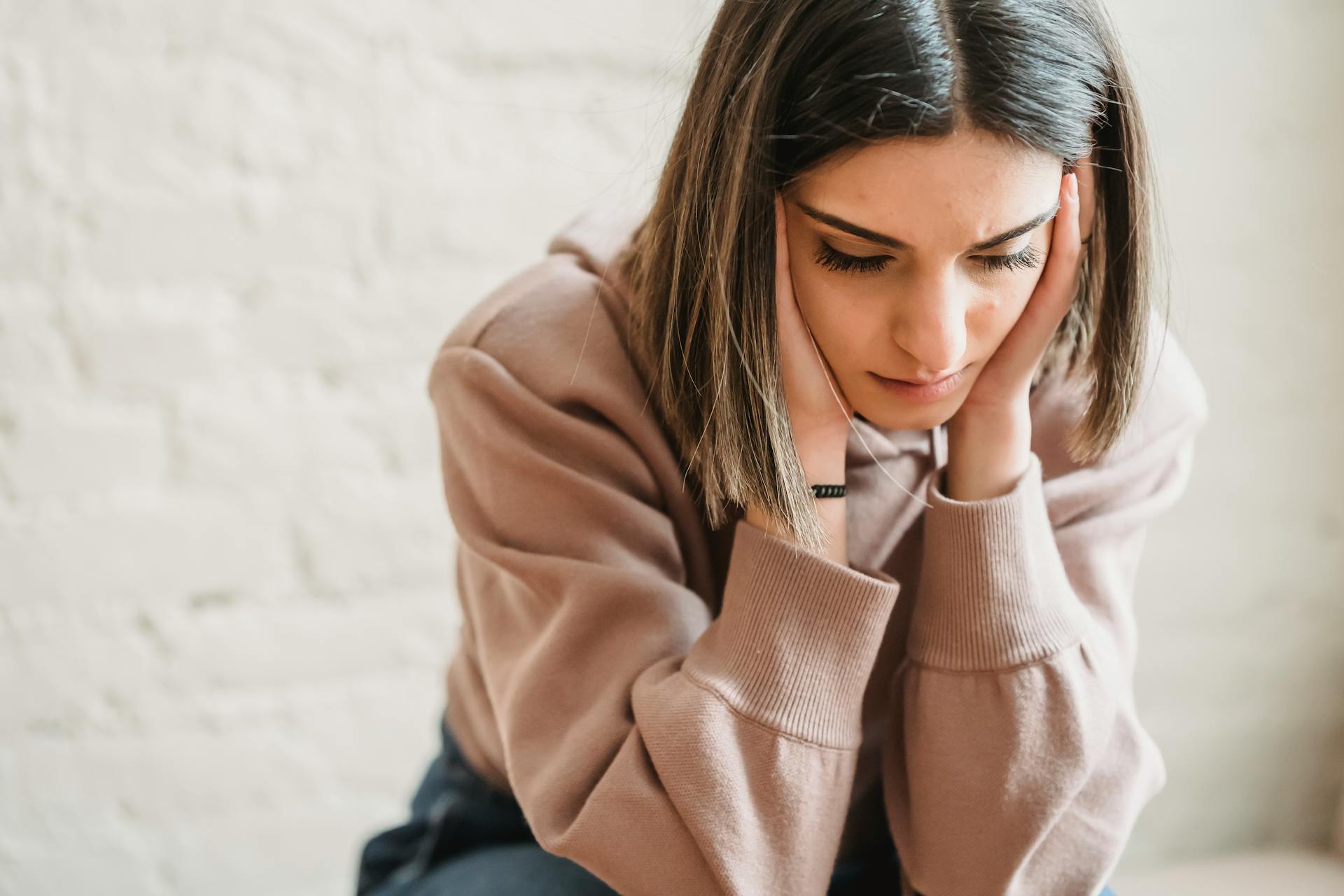 Eine Frau, die nach unten schaut | Quelle: Pexels