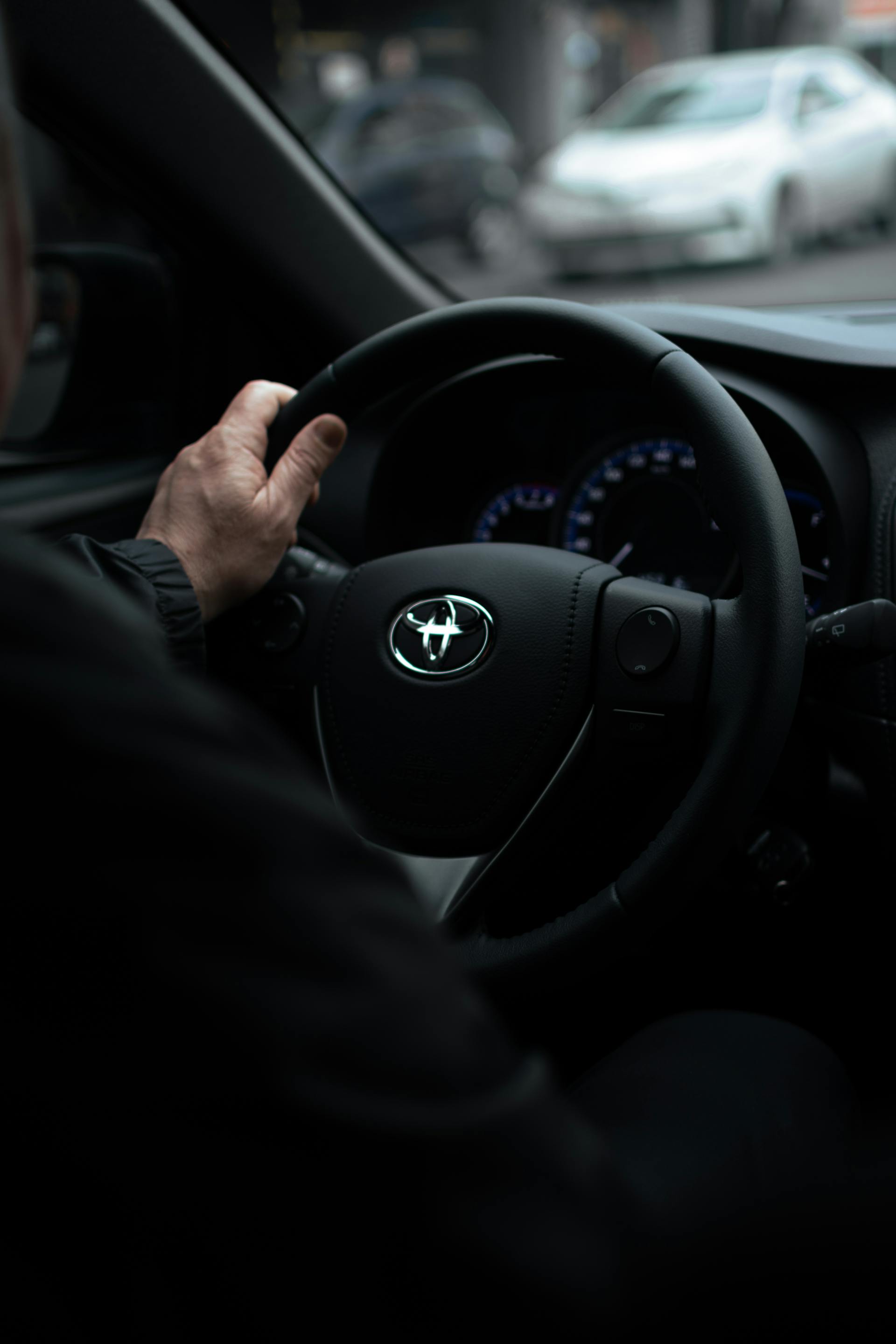 Ein Mann am Steuer eines Autos | Quelle: Pexels