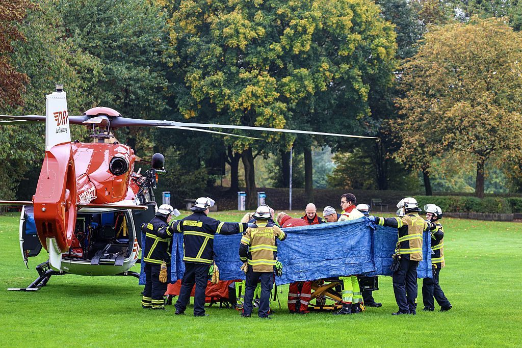 Feuerwehrleute und Rettungskräfte transportieren Iris Stalzer, die neu gewählte Bürgermeisterin von Herdecke, auf einer Trage, bevor sie mit einem Hubschrauber abtransportiert wird, nachdem sie am 7. Oktober 2025 in Herdecke, Westdeutschland, bei einer Messerattacke schwer verletzt wurde. | Quelle: Getty Images