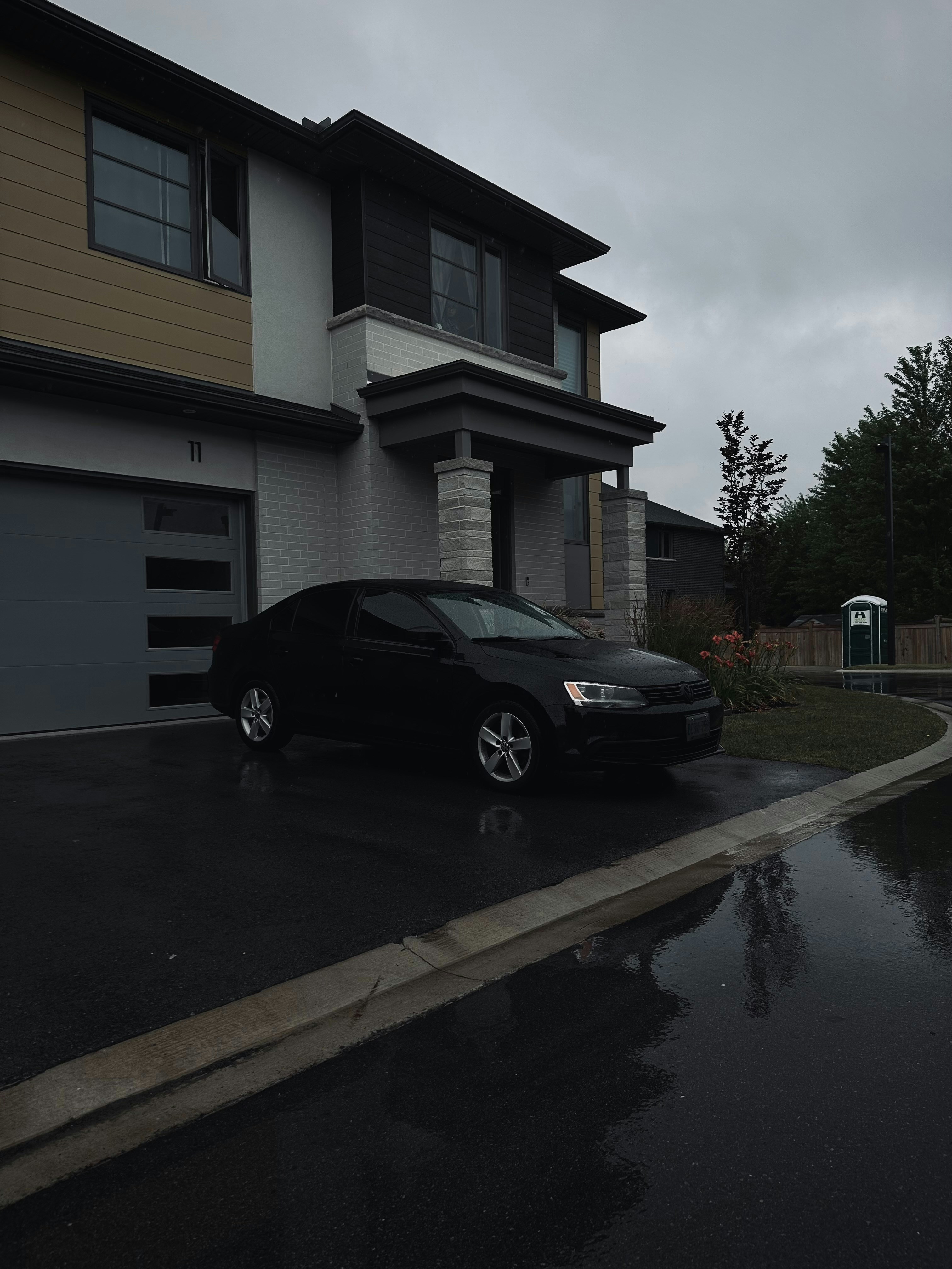 Ein vor einem Haus geparktes Auto | Quelle: Unsplash