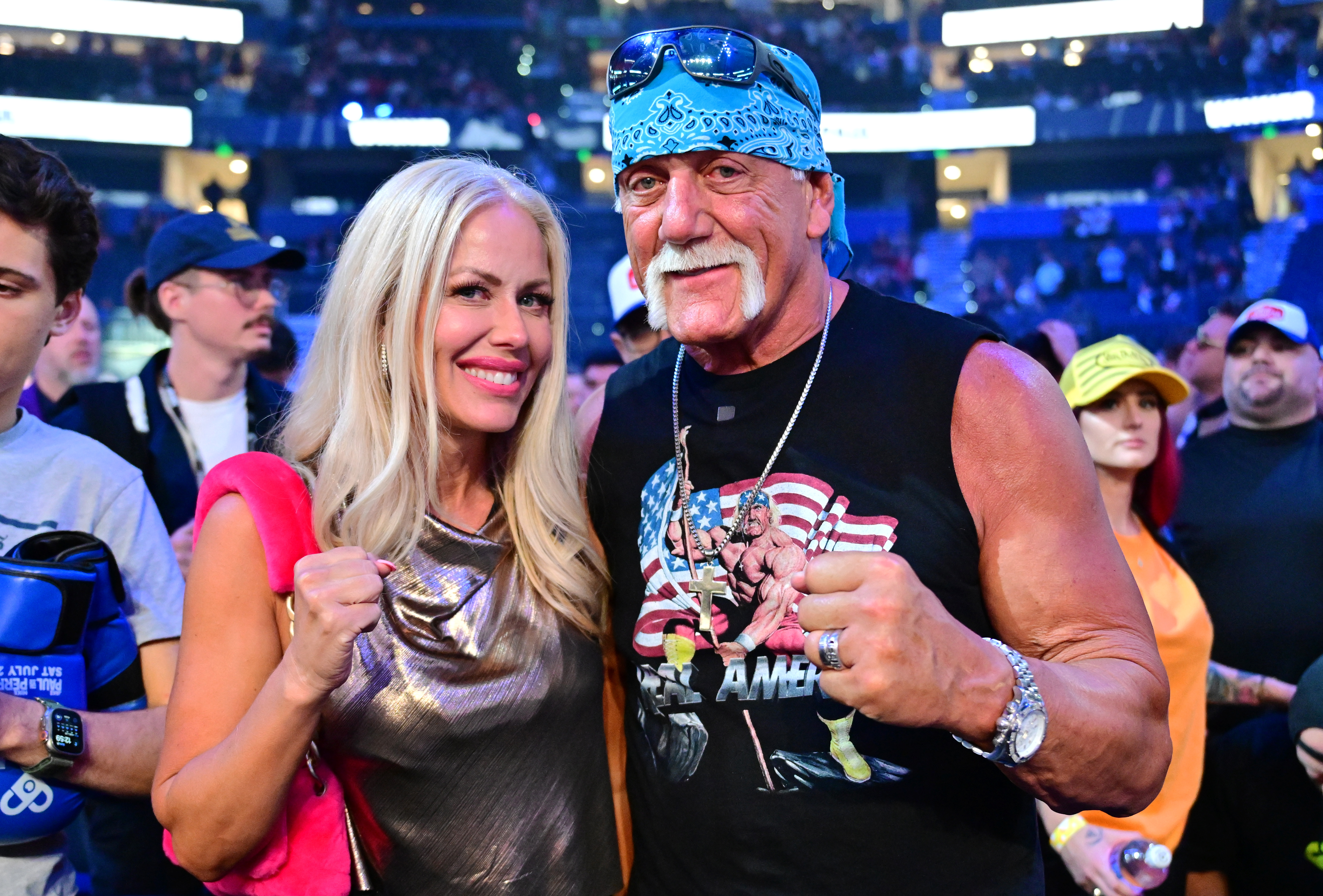 Hulk Hogan posiert mit seiner Frau Sky Daily während des Hauptkampfes Jake Paul gegen Mike Perry in der Amalie Arena am 20. Juli 2024 | Quelle: Getty Images