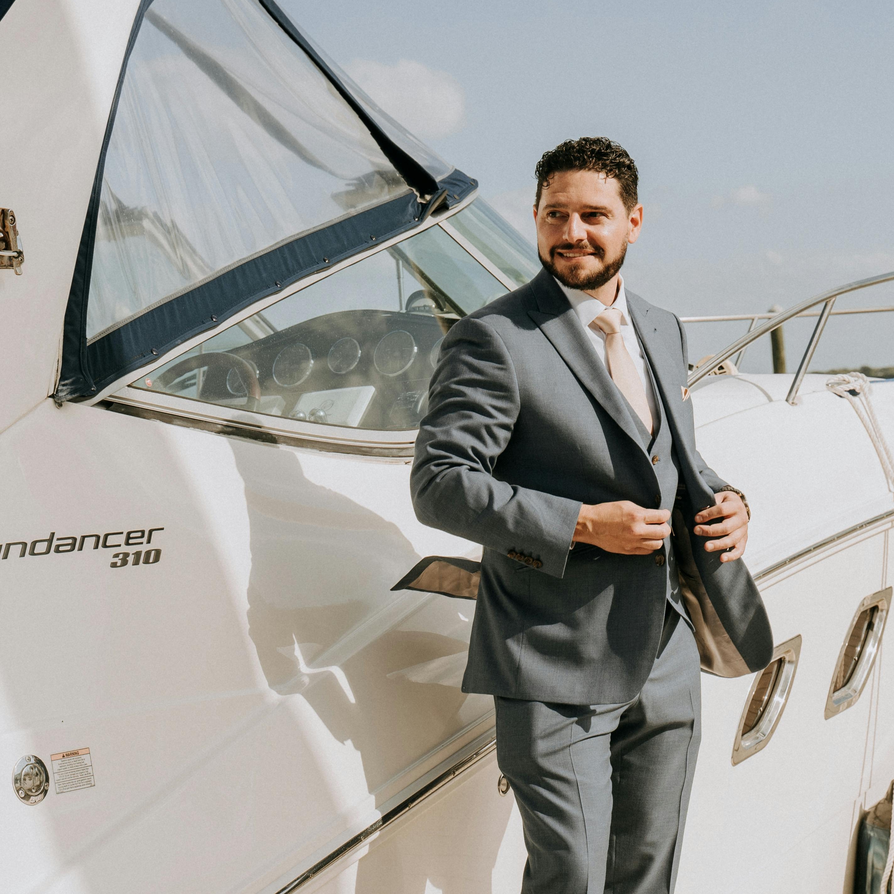 Ein Mann nimmt auf dem Deck einer Yacht Position ein | Quelle: Pexels