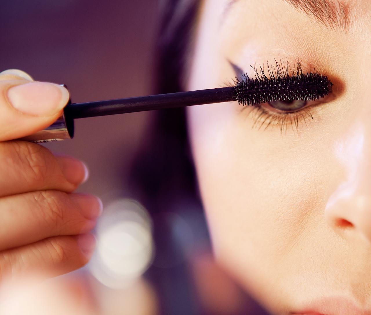 Eine Frau, die Wimperntusche aufträgt | Quelle: Pexels