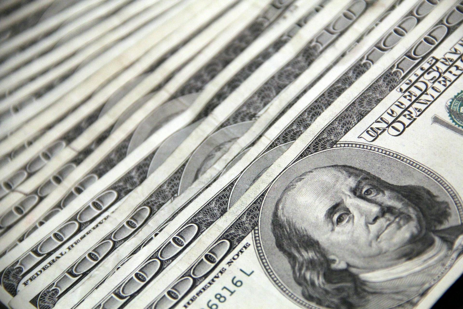 Ein Stapel von Dollarscheinen | Quelle: Pexels