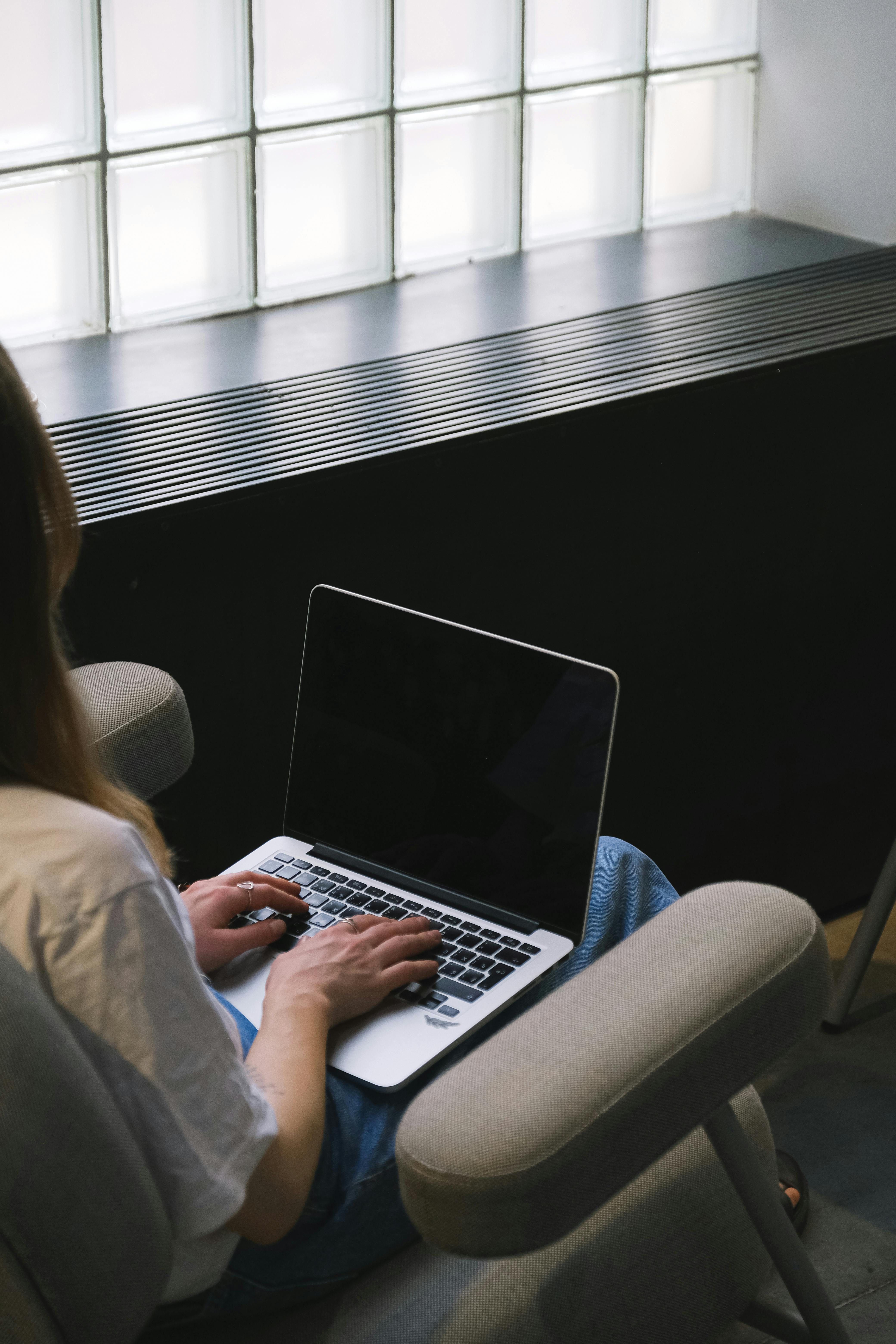 Eine Frau, die an einem Laptop arbeitet | Quelle: Pexels