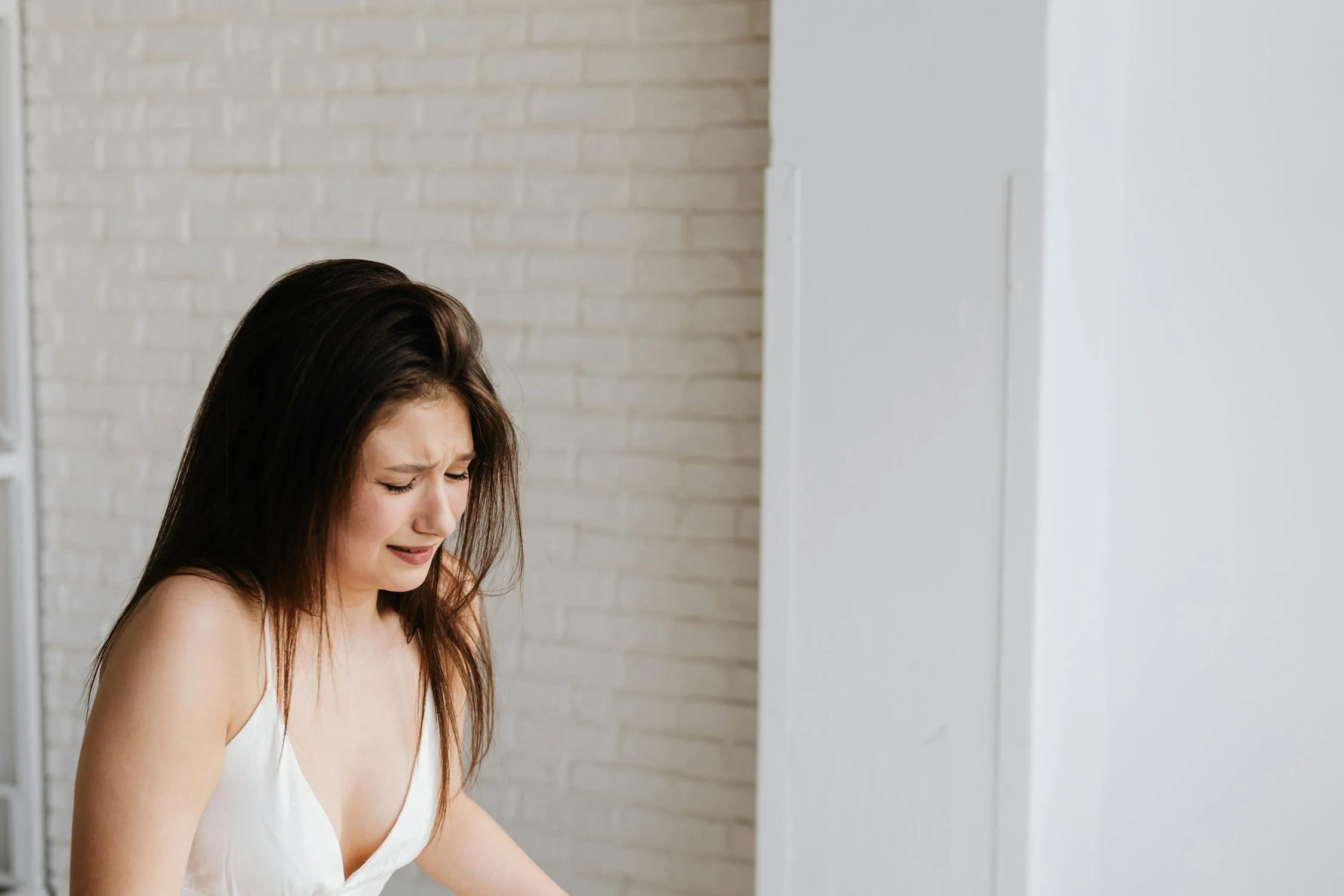 Eine weinende Frau, die nach unten schaut | Quelle: Pexels