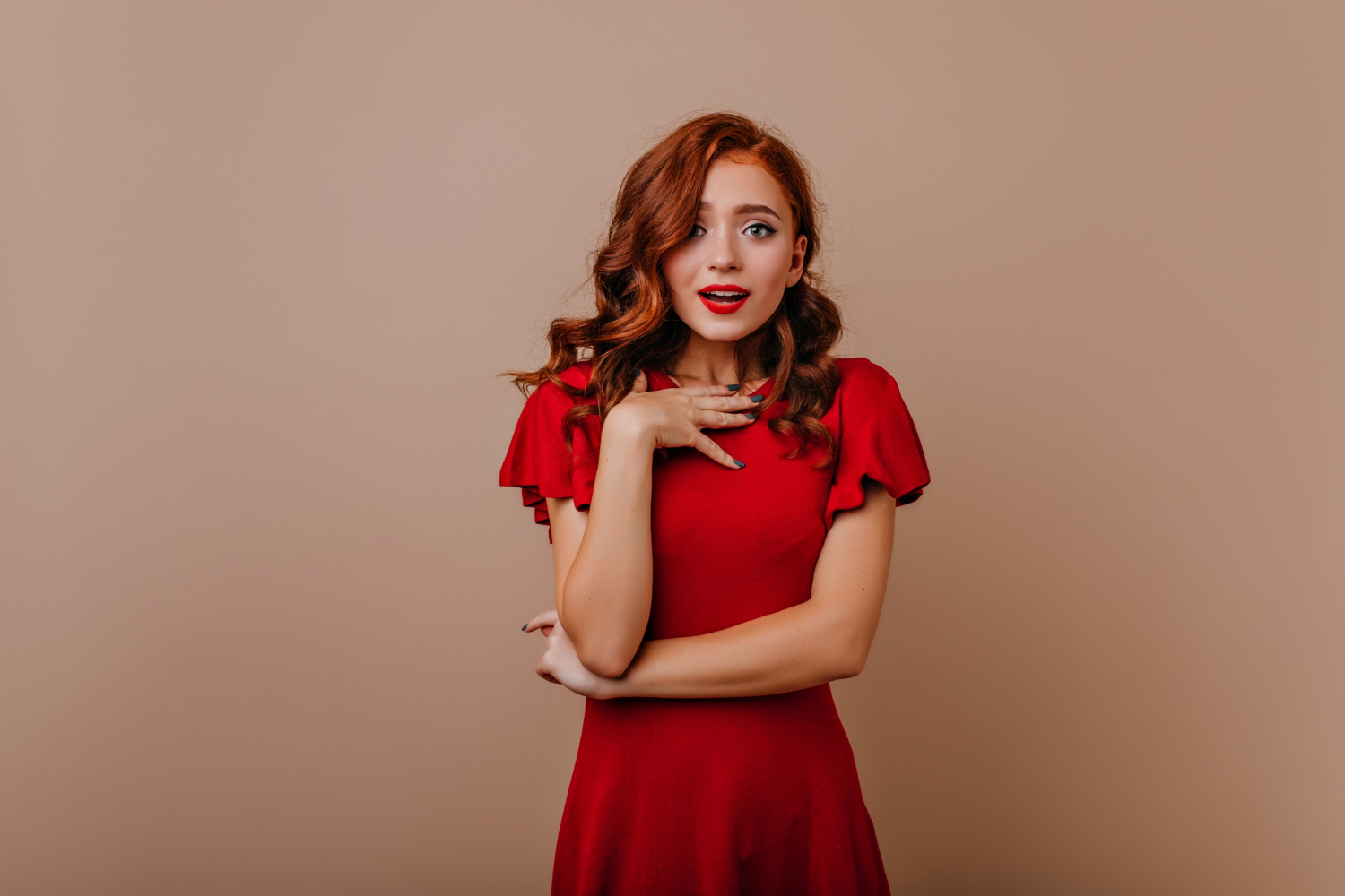 Eine Frau in einem roten Kleid | Quelle: Freepik