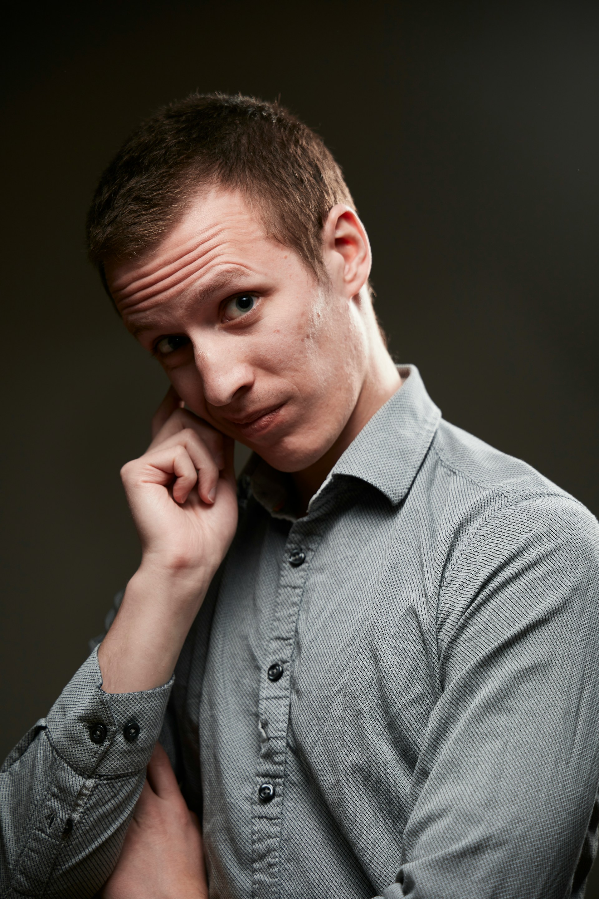 Ein Mann mit zweifelndem Blick | Quelle: Unsplash