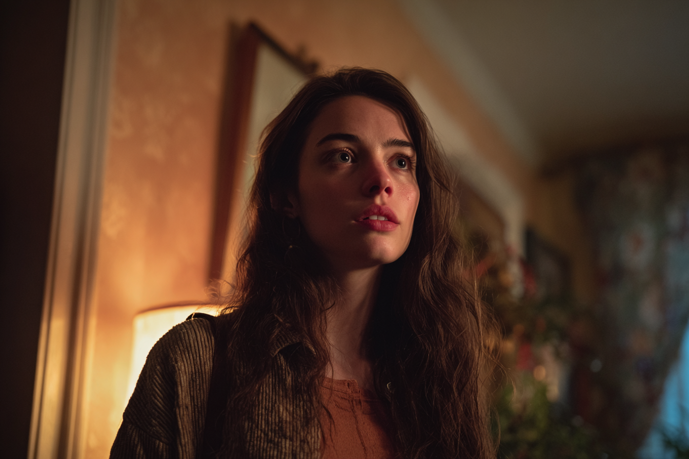 Eine Frau, die in einem Wohnzimmer steht | Quelle: Midjourney