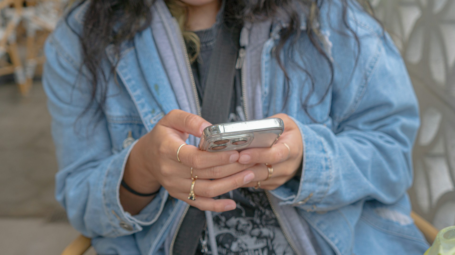 Eine Frau hält ihr Telefon | Quelle: Unsplash