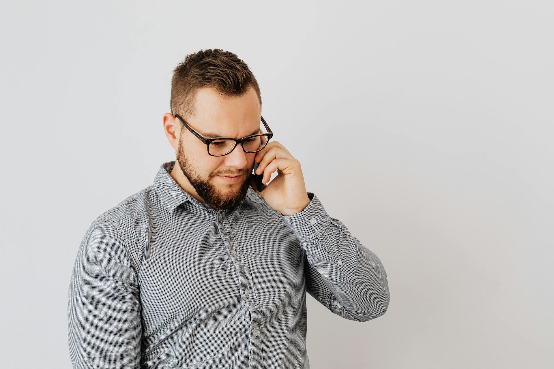 Ein Mann spricht in sein Telefon | Quelle: Pexels