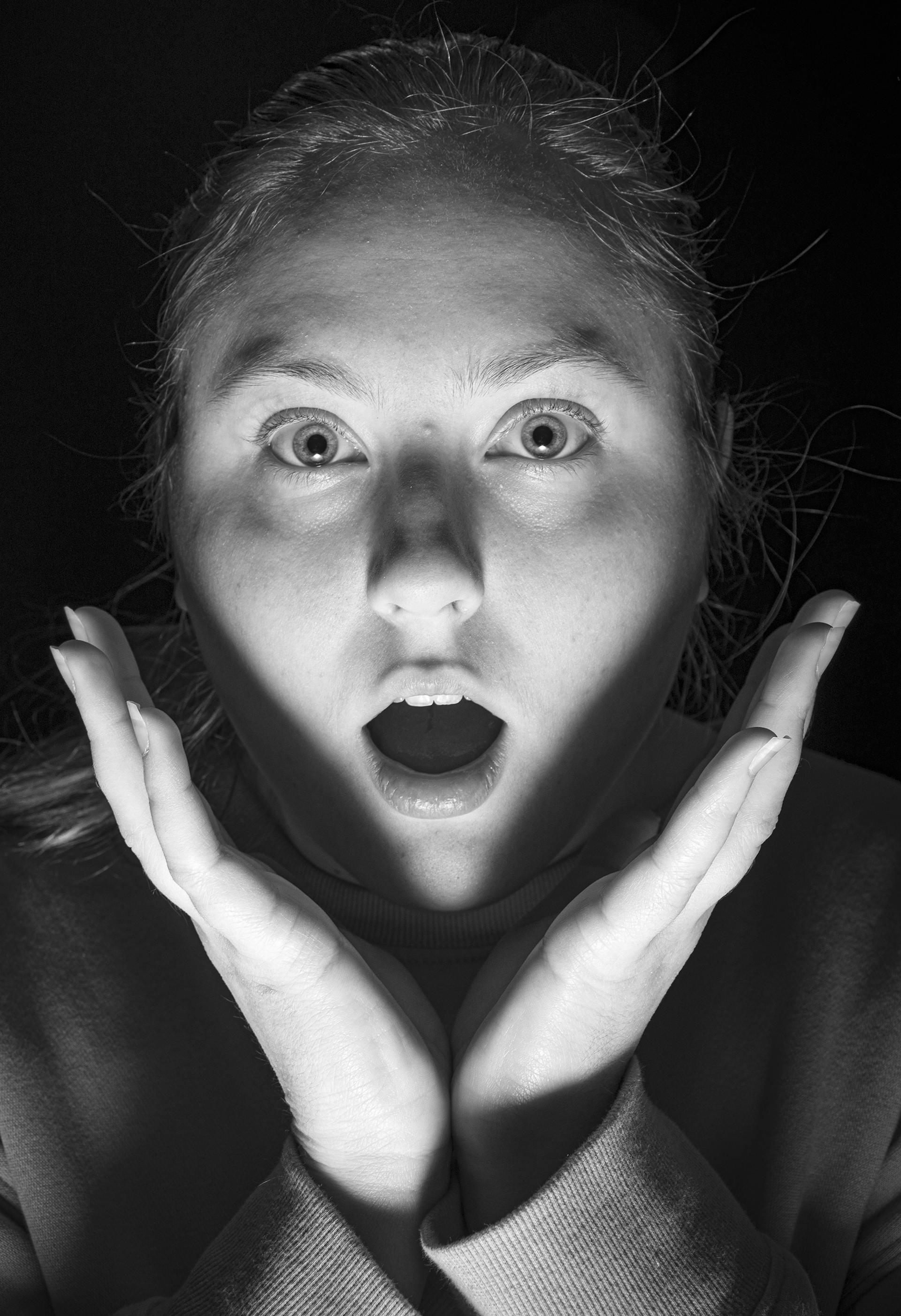 Ein Graustufenfoto einer überraschten Frau | Quelle: Pexels