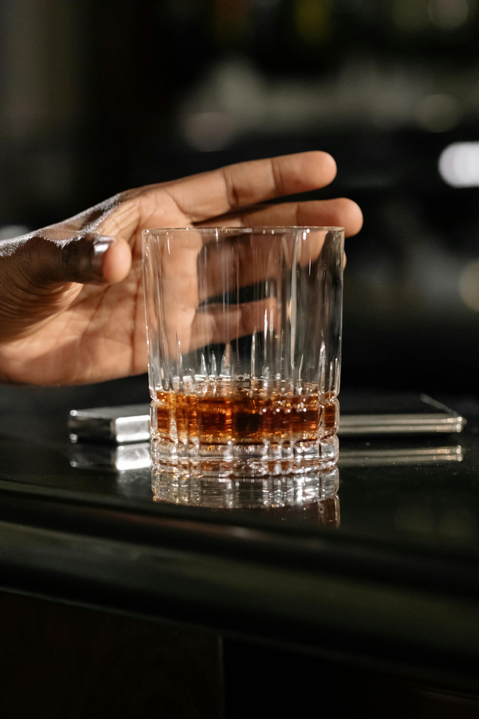 Eine Person hält ein Glas | Quelle: Pexels