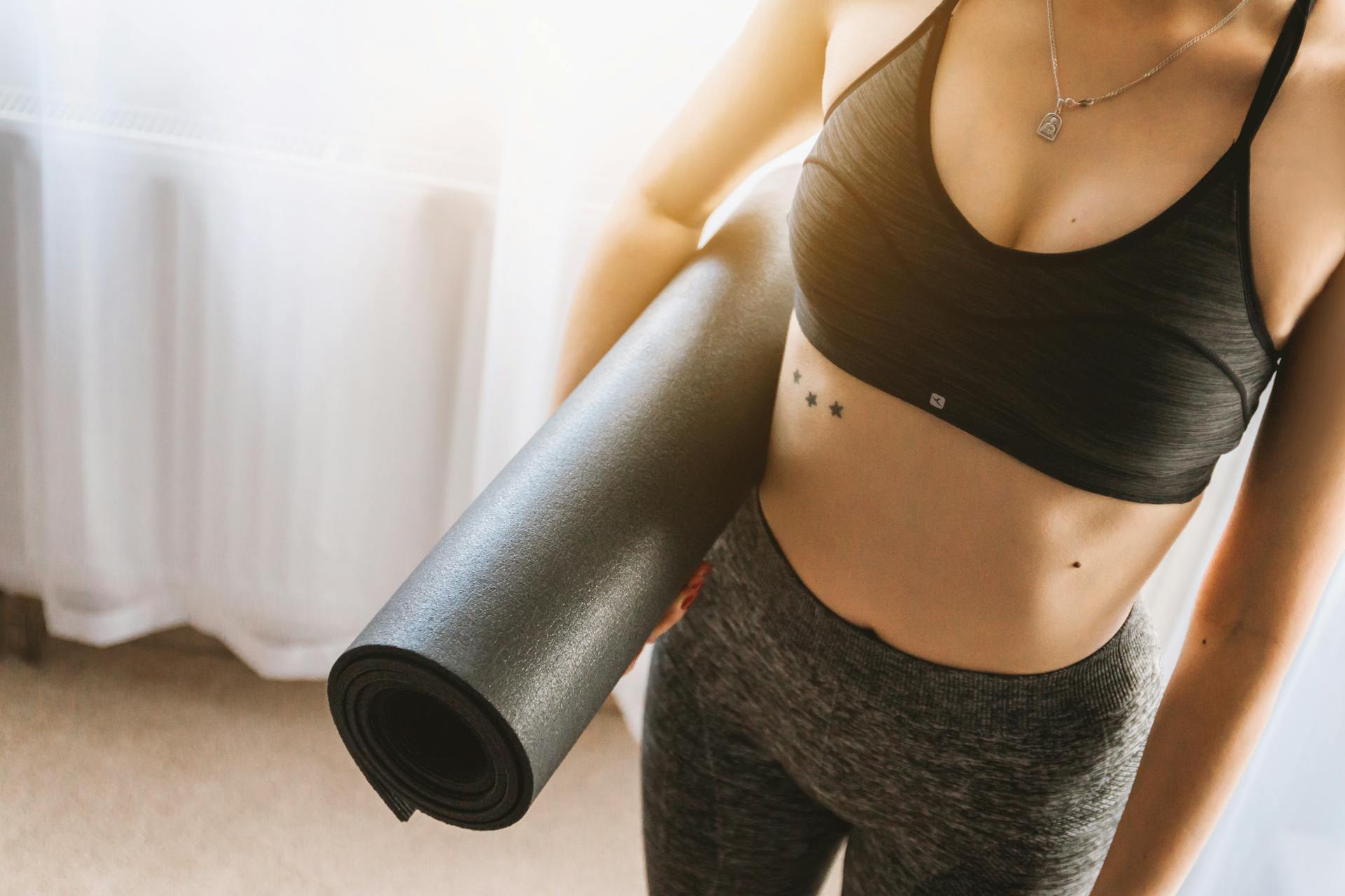 Eine Frau hält eine Yogamatte | Quelle: Pexels
