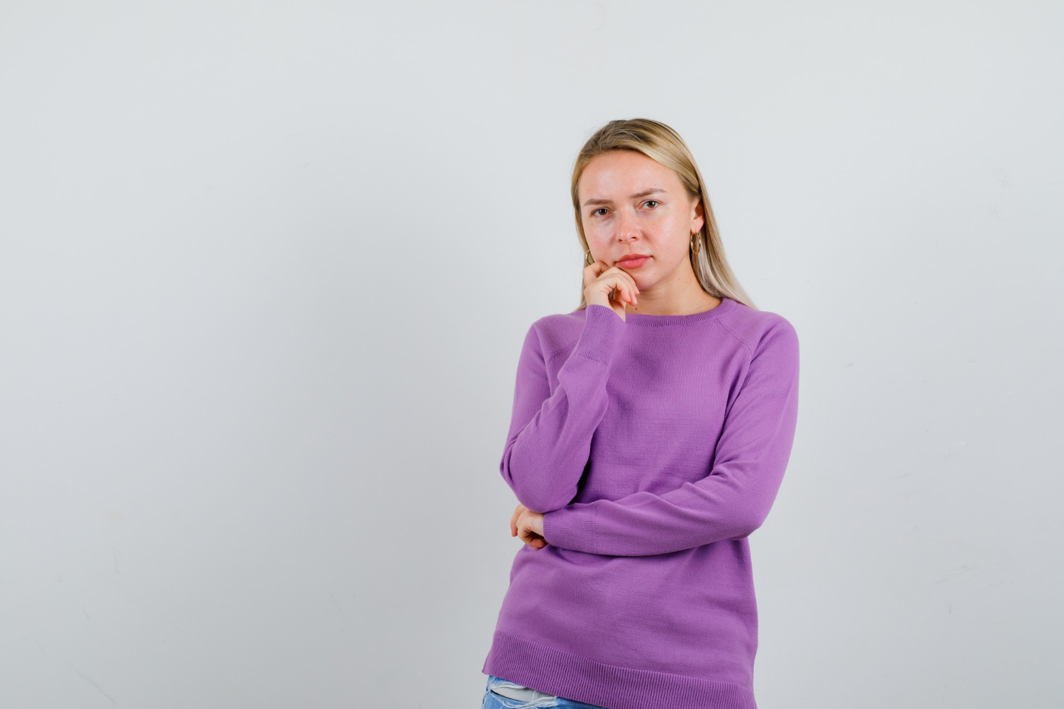 Eine in Gedanken versunkene Frau | Quelle: Freepik