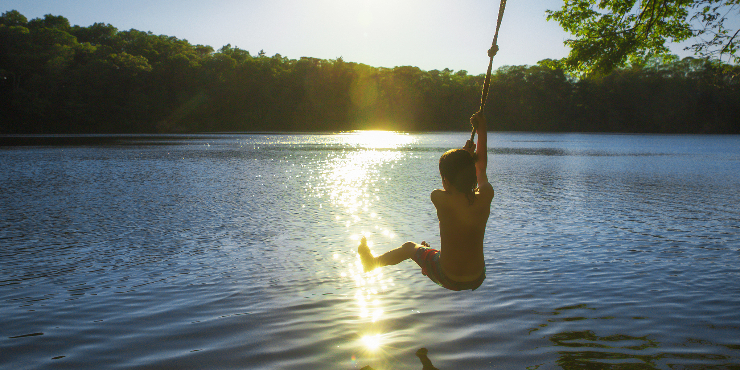Ein Kind am See | Quelle: Shutterstock