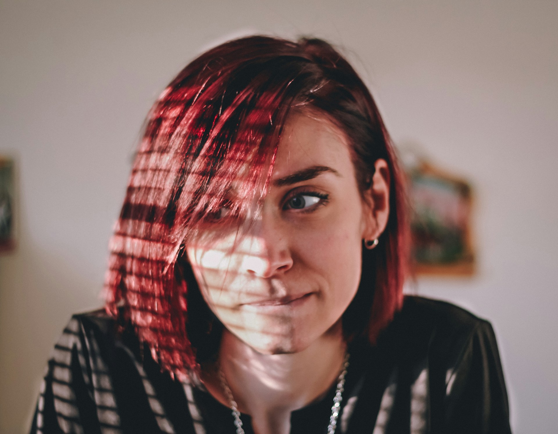 Eine Frau beißt sich zweifelnd auf die Lippe | Quelle: Unsplash