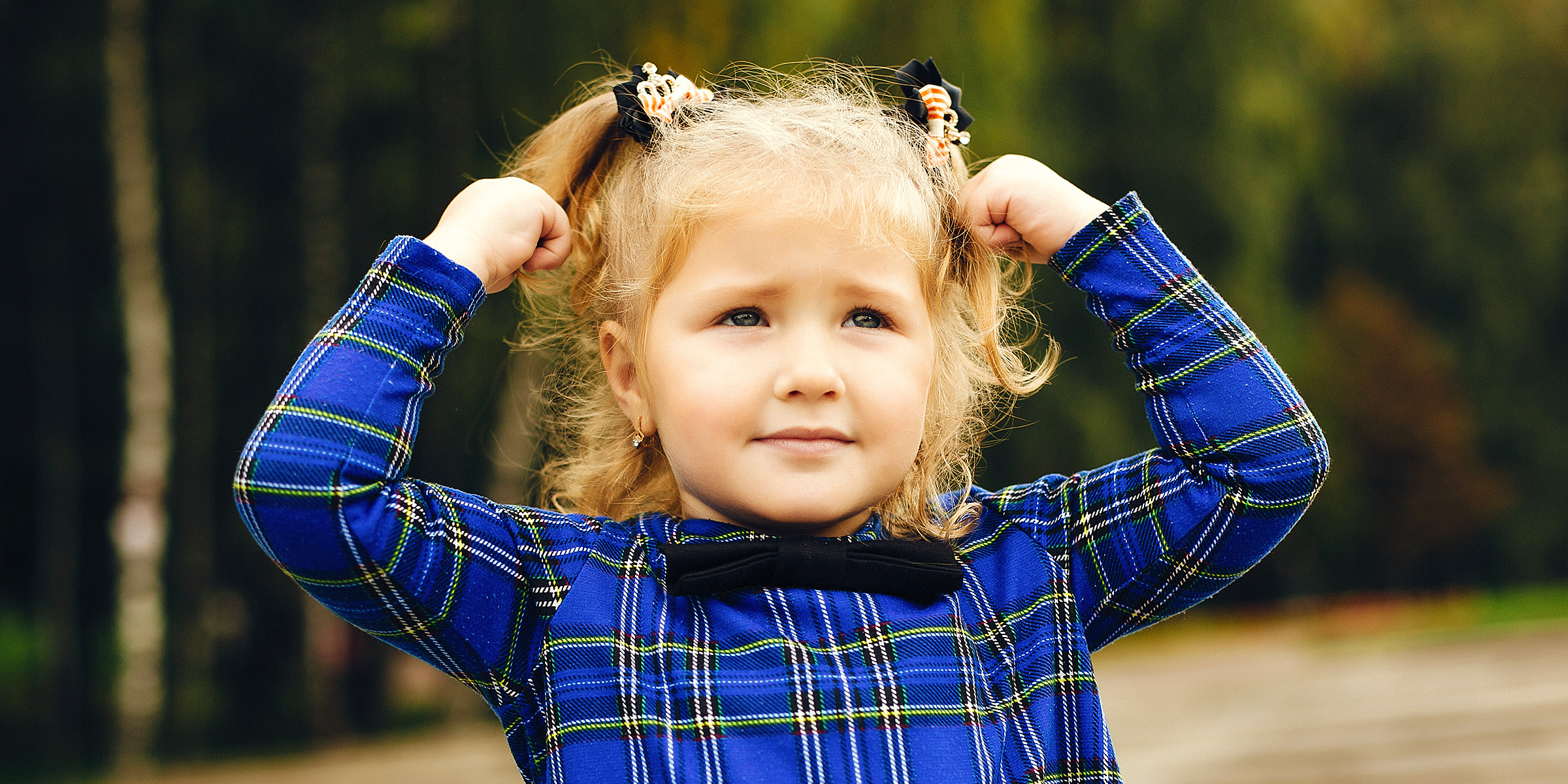 Ein kleines Mädchen lächelt | Quelle: Freepik