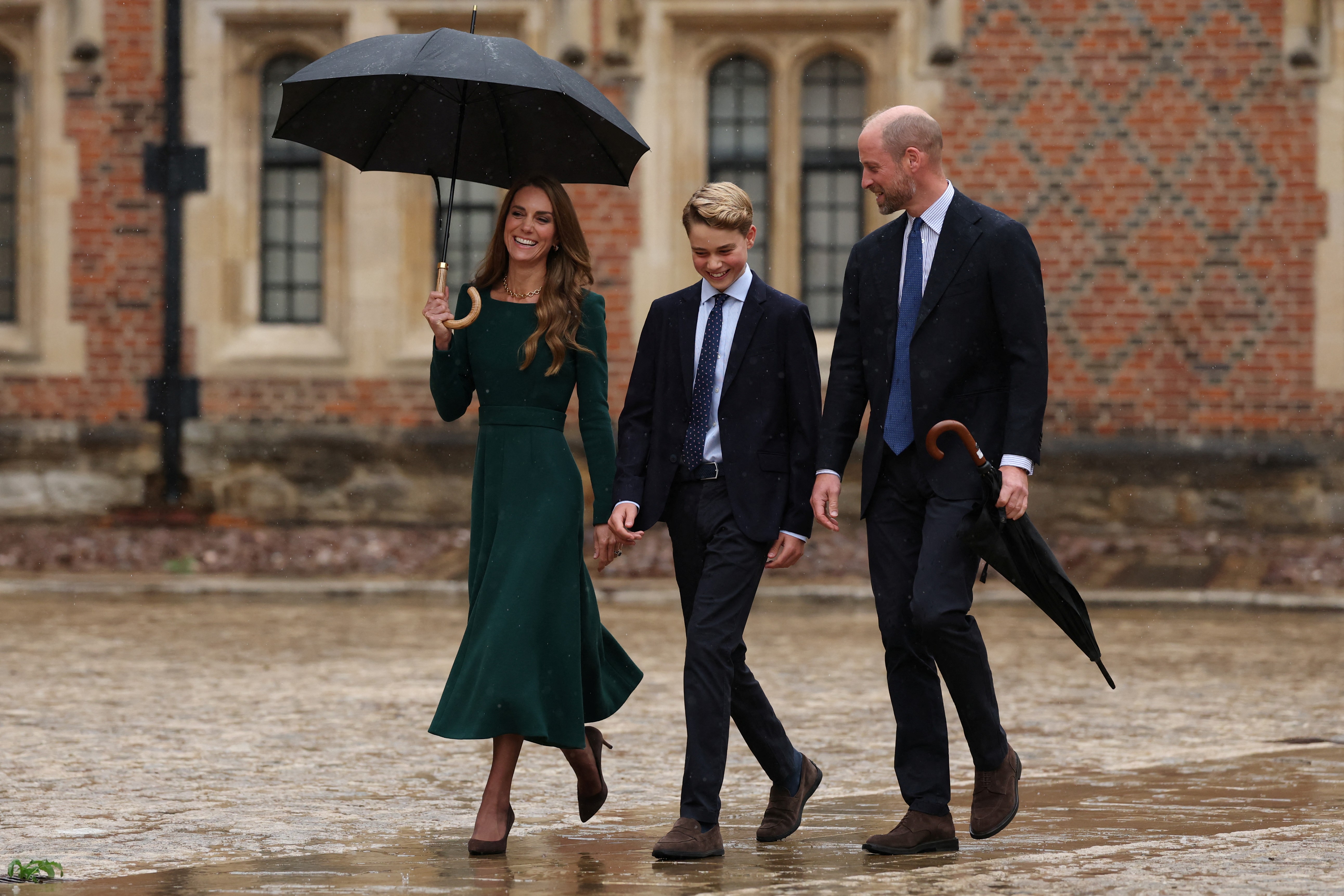 George ging zwischen William und Catherine hindurch, als er an einem regnerischen 8. September in Eton ankam. Mit 13 Jahren machte ihm sein erster Tag deutlich vor Augen, wie sehr er seit seinen ersten öffentlichen Auftritten gewachsen war.