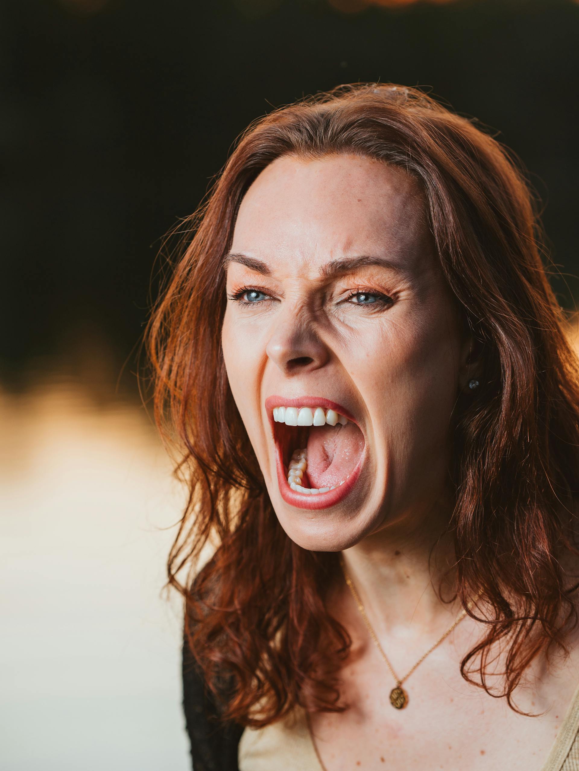 Eine Frau, die jemanden anschreit | Quelle: Pexels